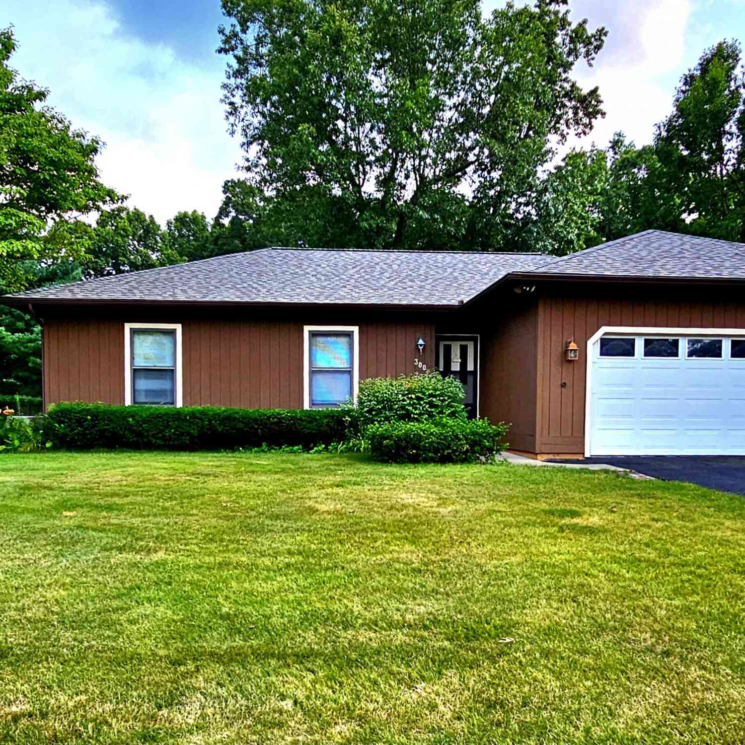 Homes For Sale - 300 Hidden Forest Lane<br/> Battle Creek, MI 49014
