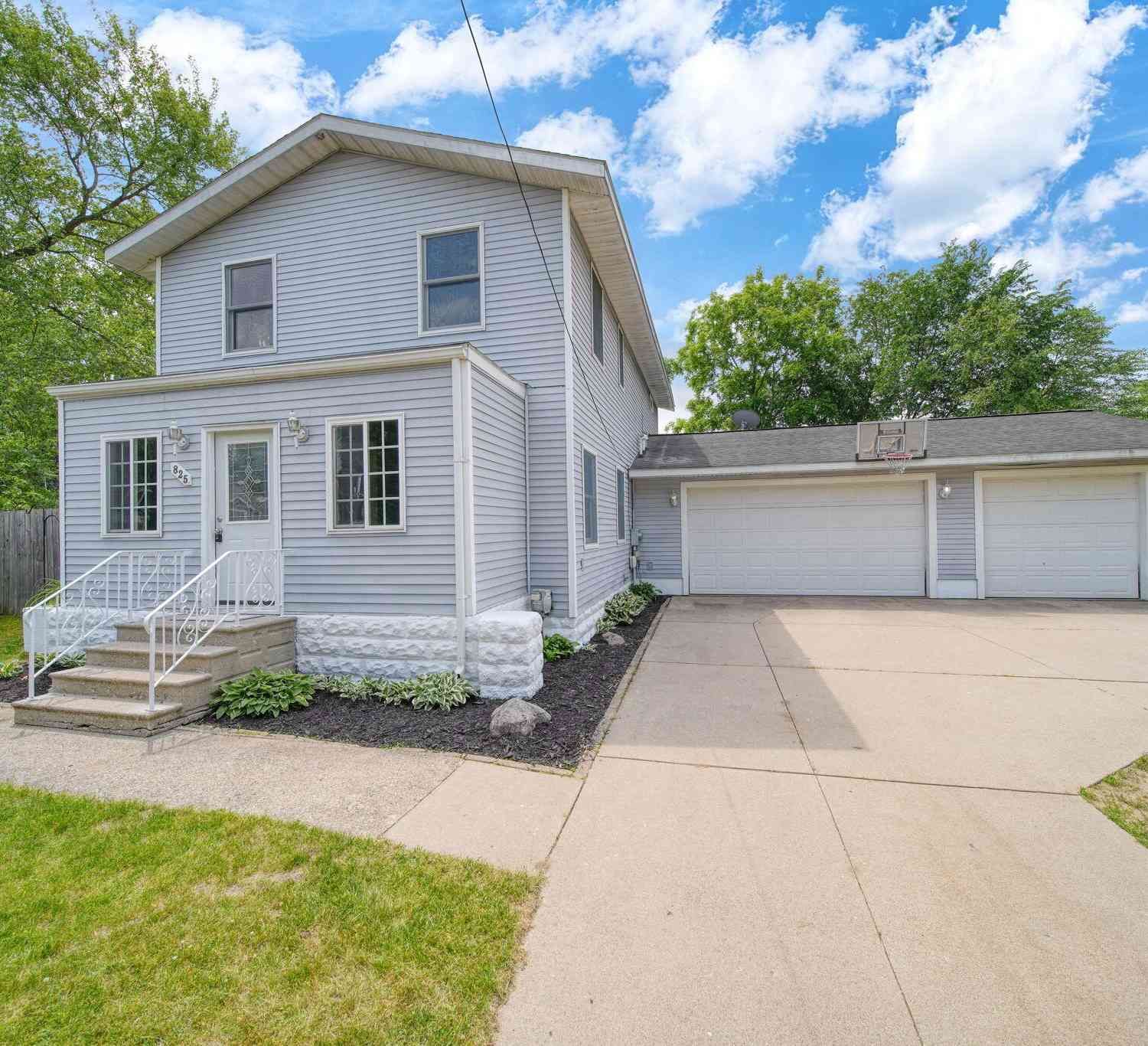 Homes For Sale - 825 Gerald Avenue<br/> Jackson, MI 49203