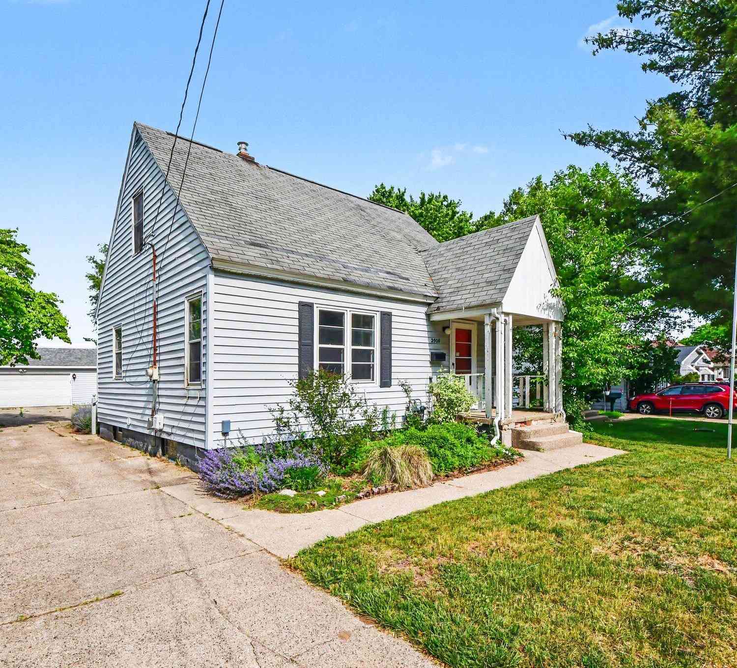 Homes For Sale - 2909 Union Avenue<br/> Grand Rapids, MI 49548