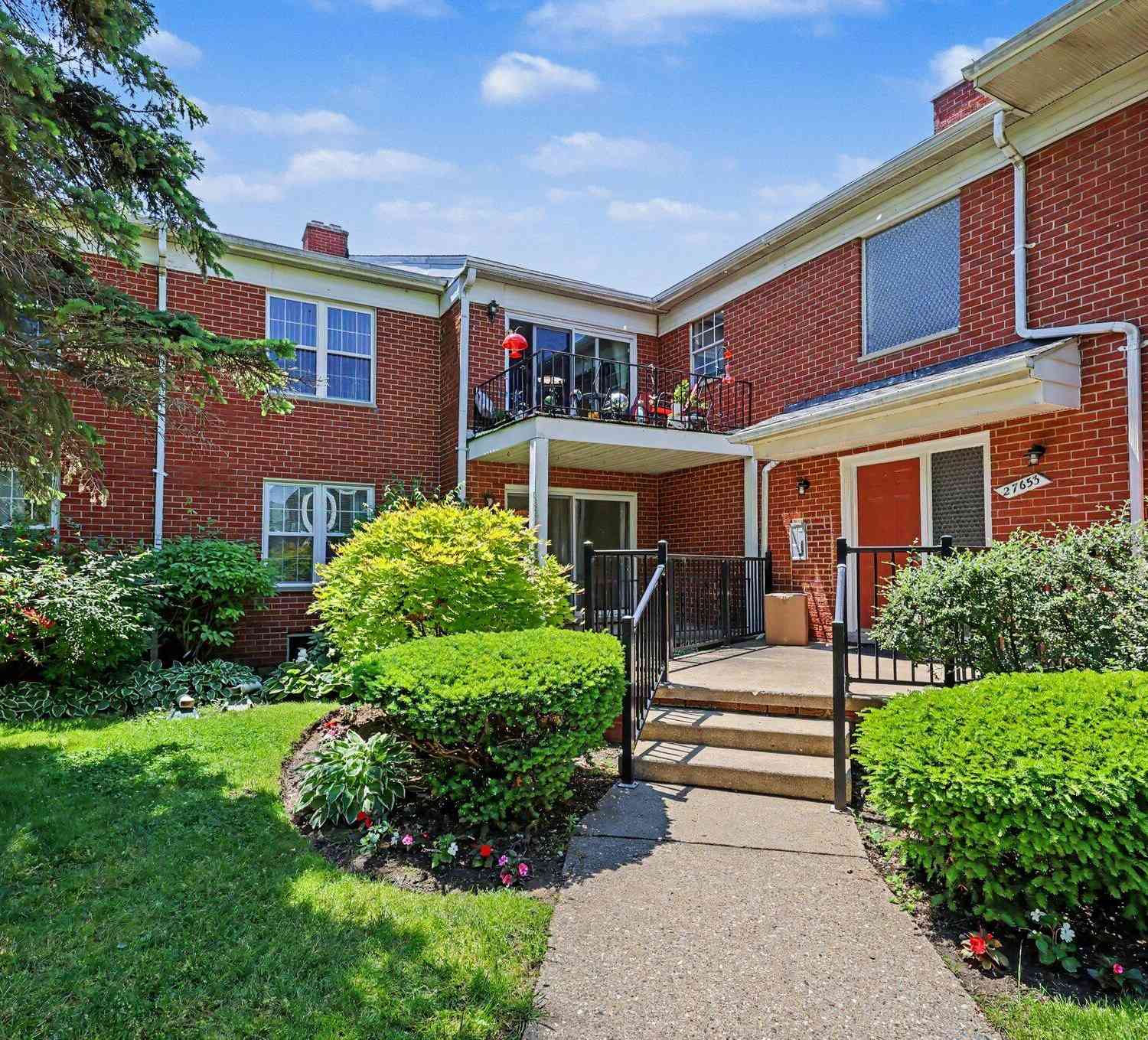 Condo For Sale - 27653 W Echo Valley #113<br/> Farmington Hills, MI 48334