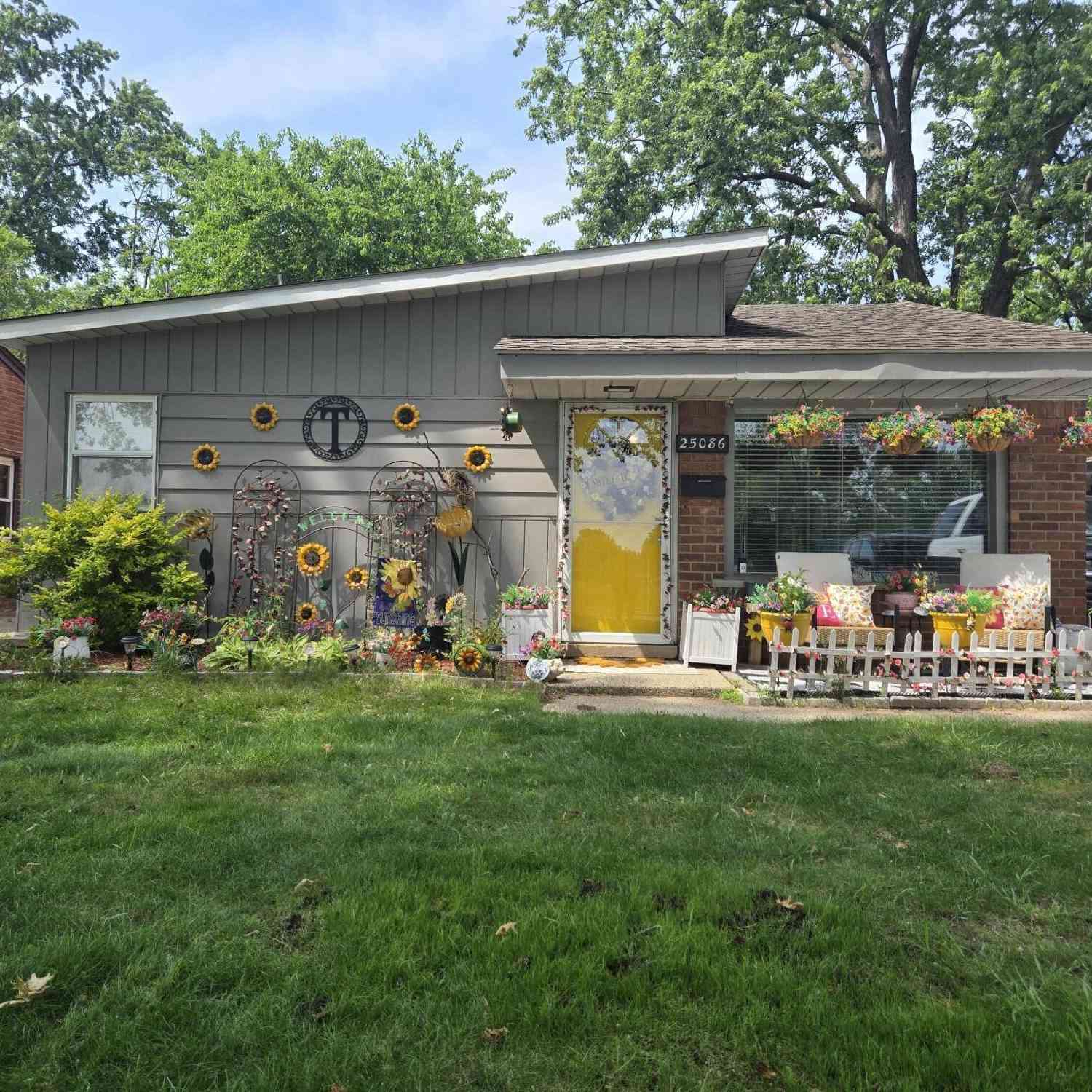 Homes For Sale - 25086 Annapolis Street<br/> Dearborn Heights, MI 48125