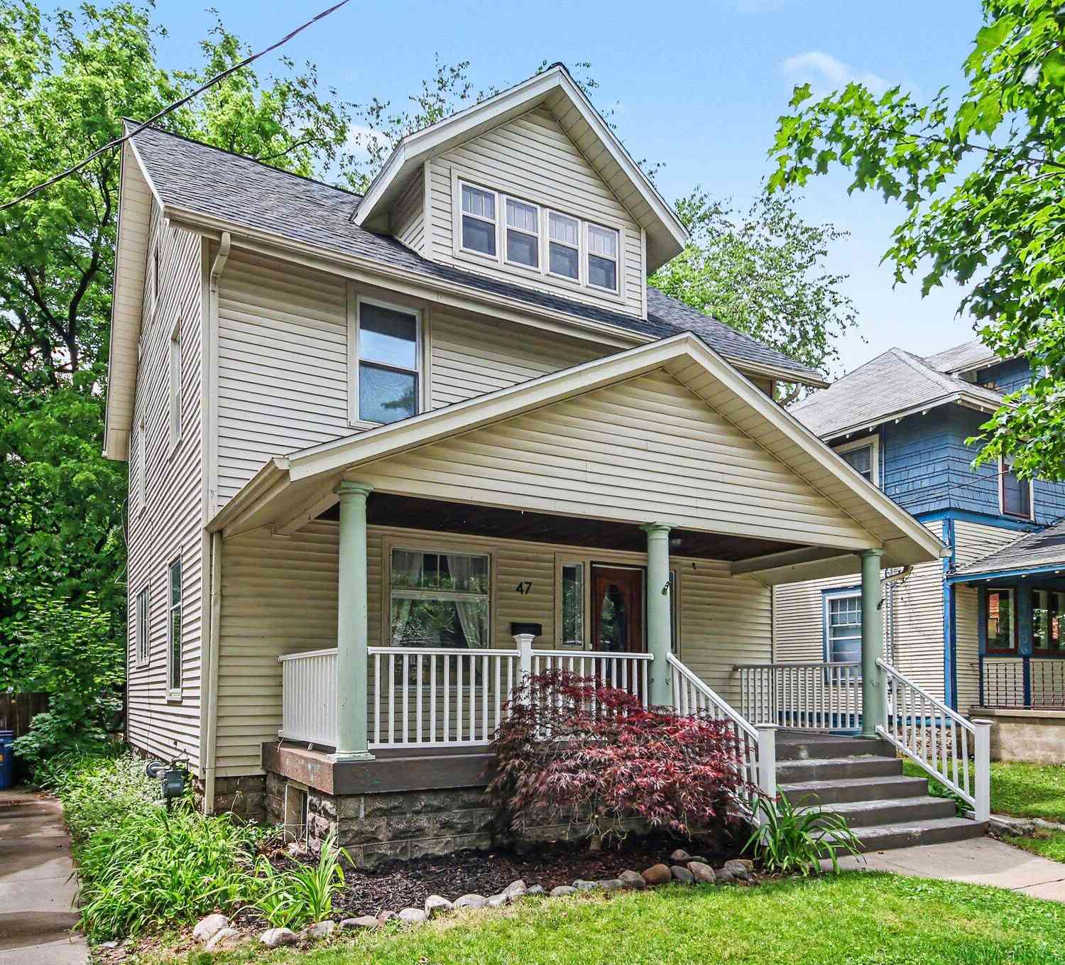 Homes For Sale - 47 Carlton Avenue<br/> Grand Rapids, MI 49506
