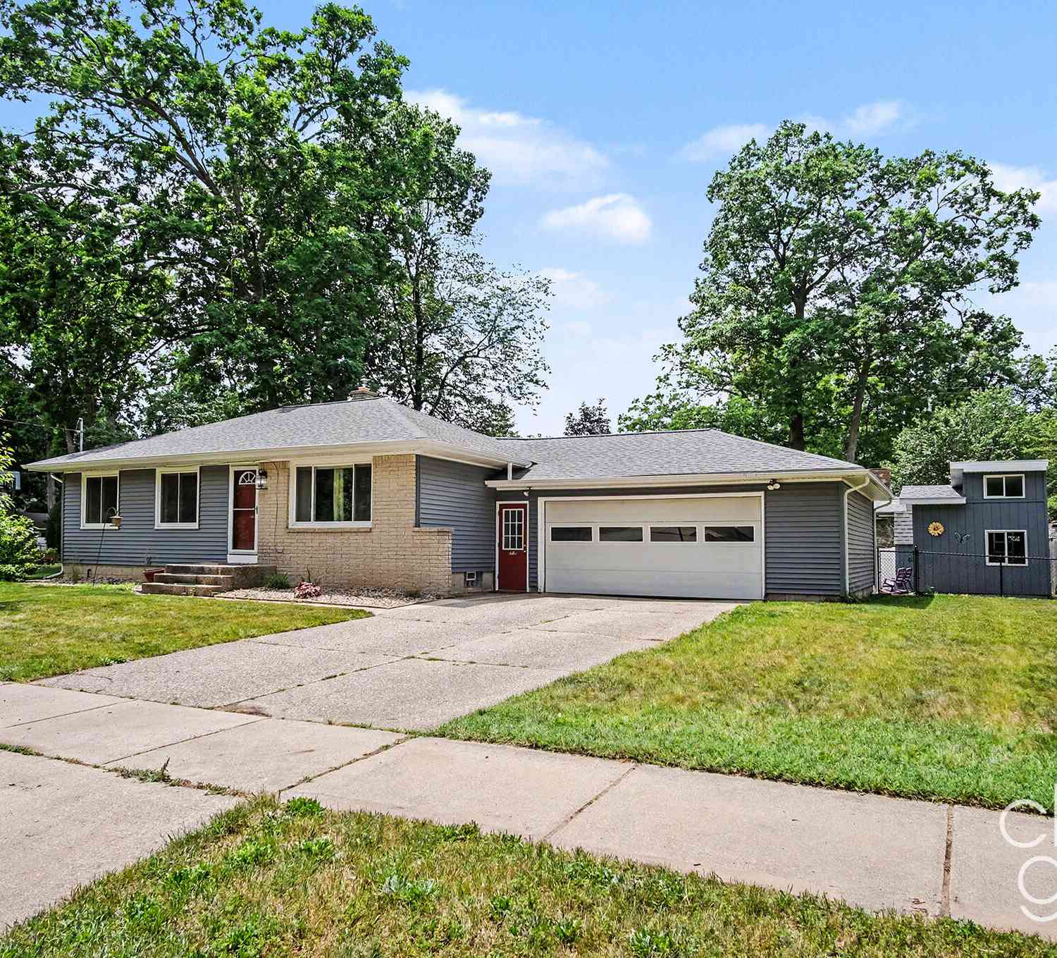 Homes For Sale - 4631 Carrick Avenue<br/> Grand Rapids, MI 49508