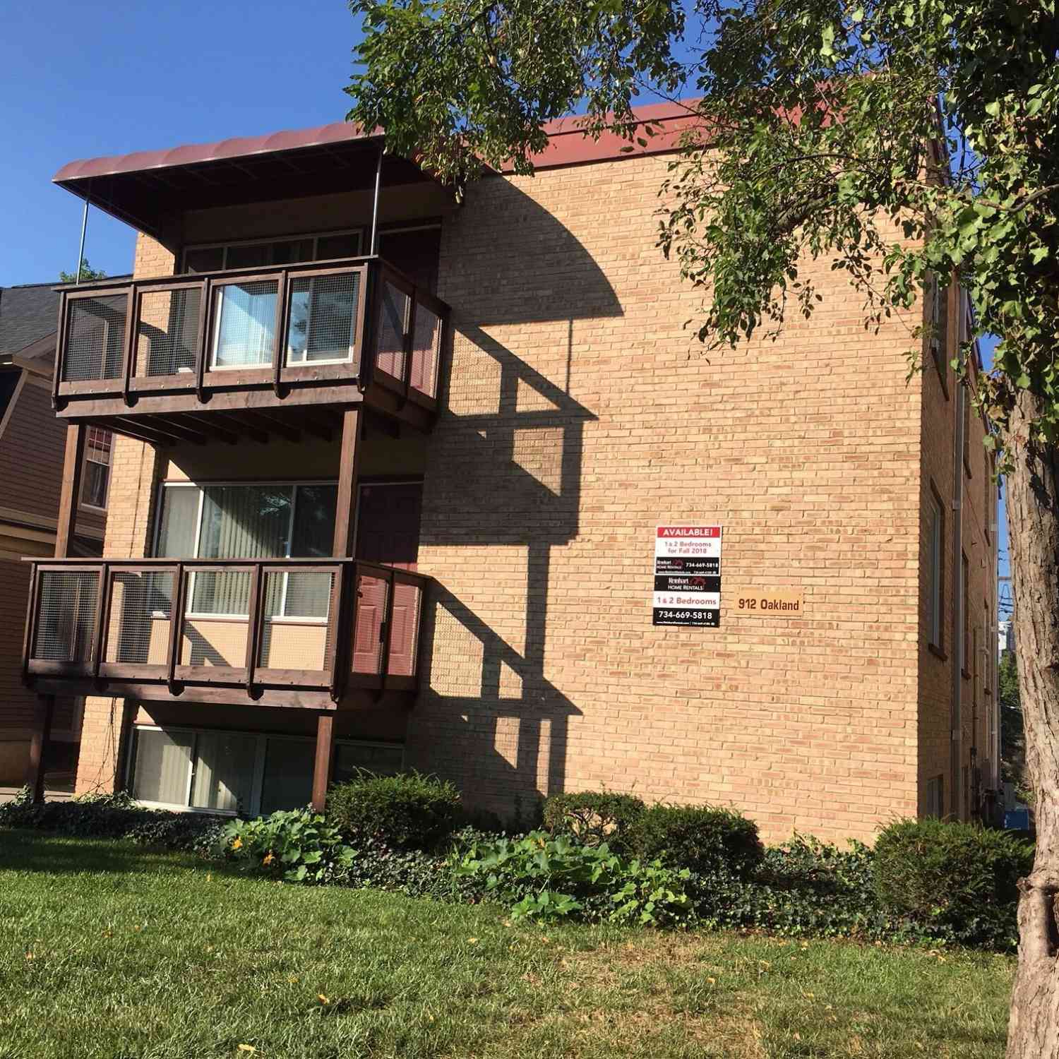Apartment For Rent - 912 Oakland Avenue #4<br/> Ann Arbor, MI 48104