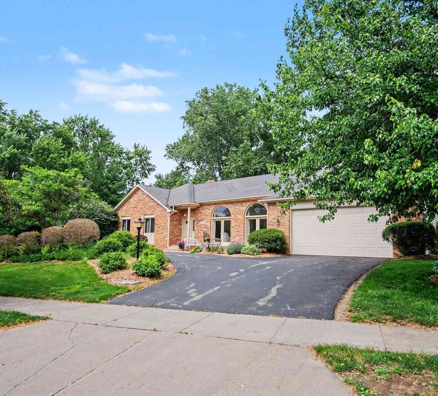 Homes For Sale - 1795 Pembroke Street<br/> Grand Rapids, MI 49508