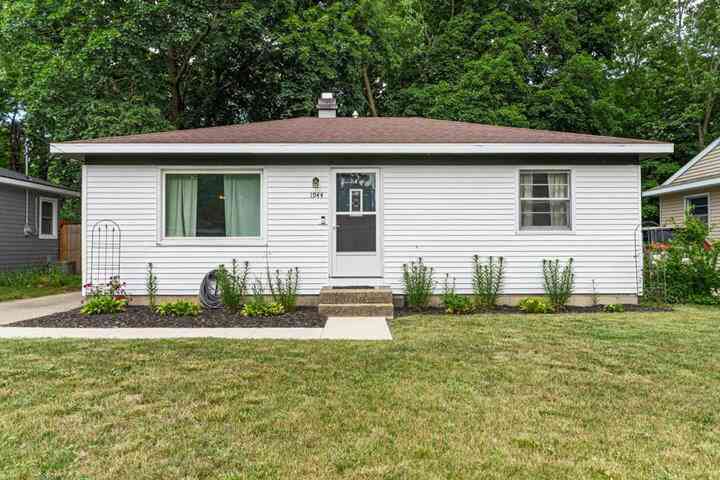 Homes For Sale - 1944 Oakcliff Drive<br/> Grand Rapids, MI 49525