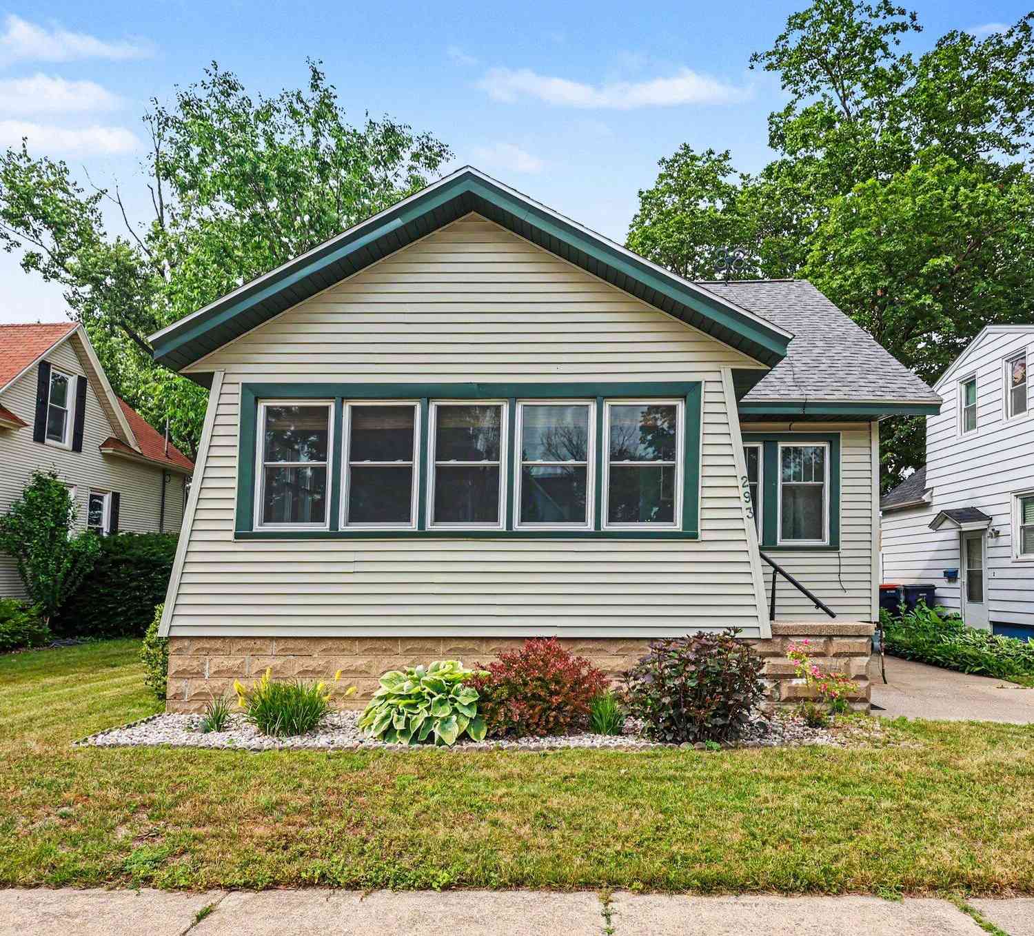 Homes For Sale - 293 W 20th Street<br/> Holland, MI 49423