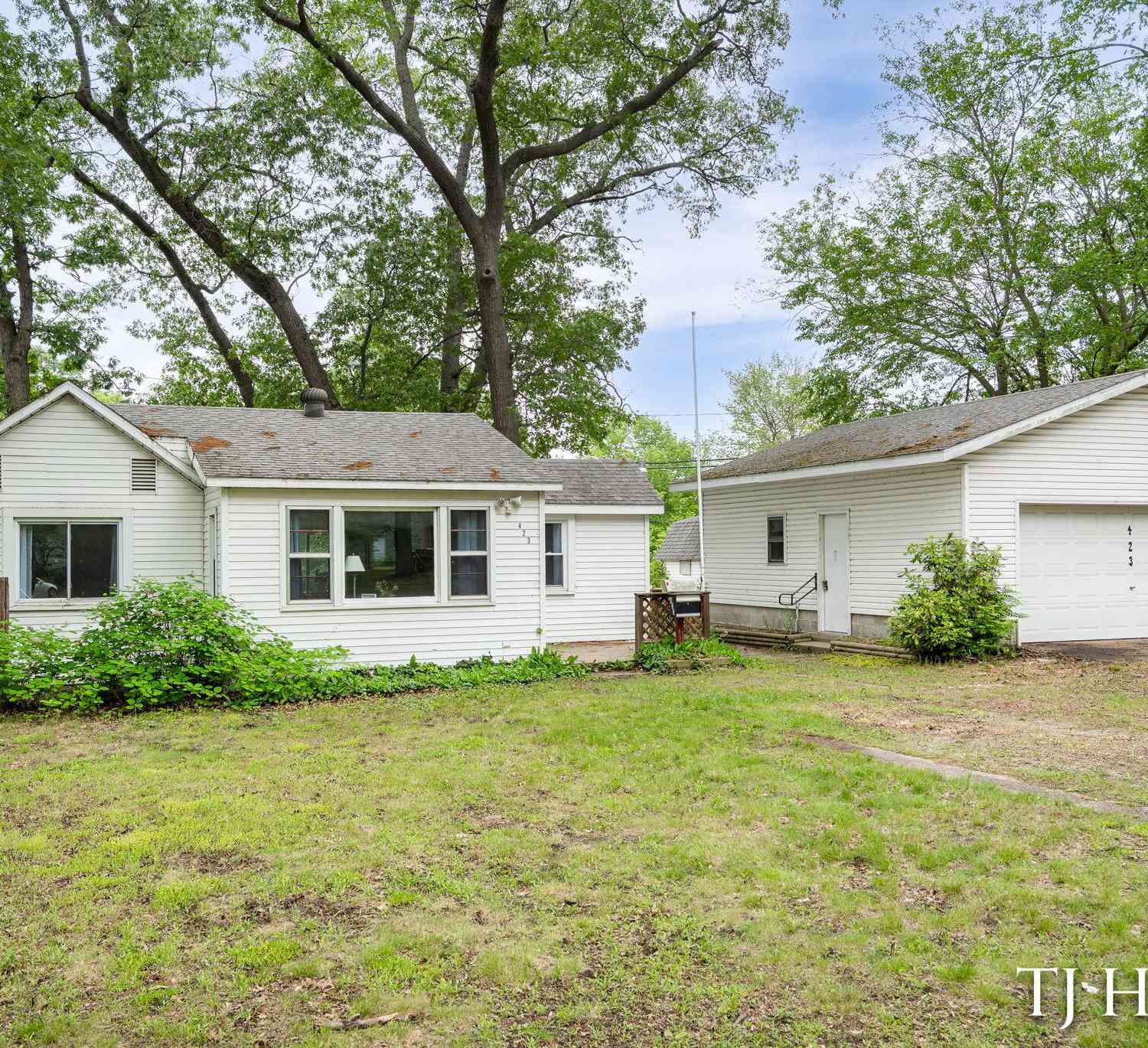 Homes For Sale - 423 Collins Avenue<br/> Muskegon, MI 49444