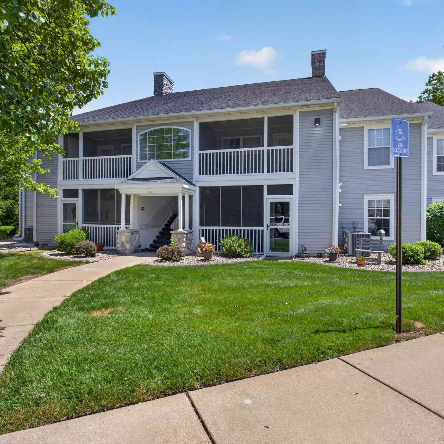 Condo For Sale - 864 W Barrington Circle<br/> Jackson, MI 49203