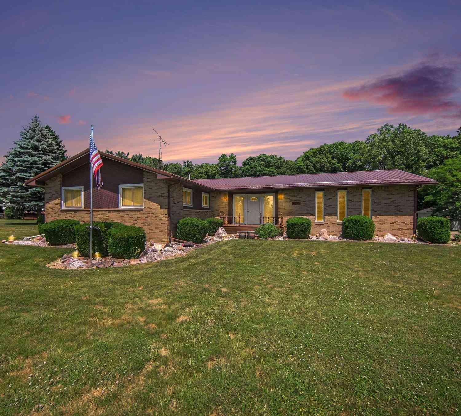 Homes For Sale - 4555 Clinton Road<br/> Jackson, MI 49201