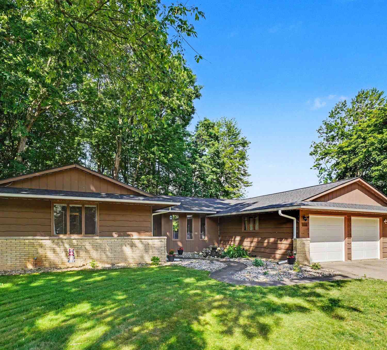 Homes For Sale - 9713 Oakview Drive<br/> Portage, MI 49024