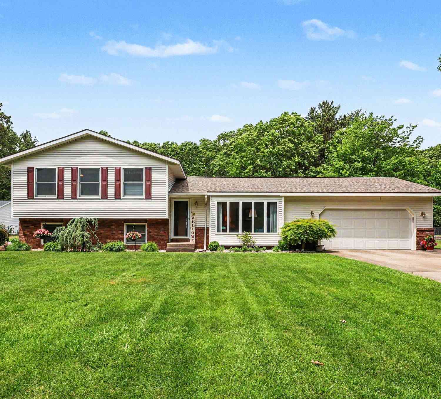 Homes For Sale - 2332 Filonow Drive<br/> Muskegon, MI 49444