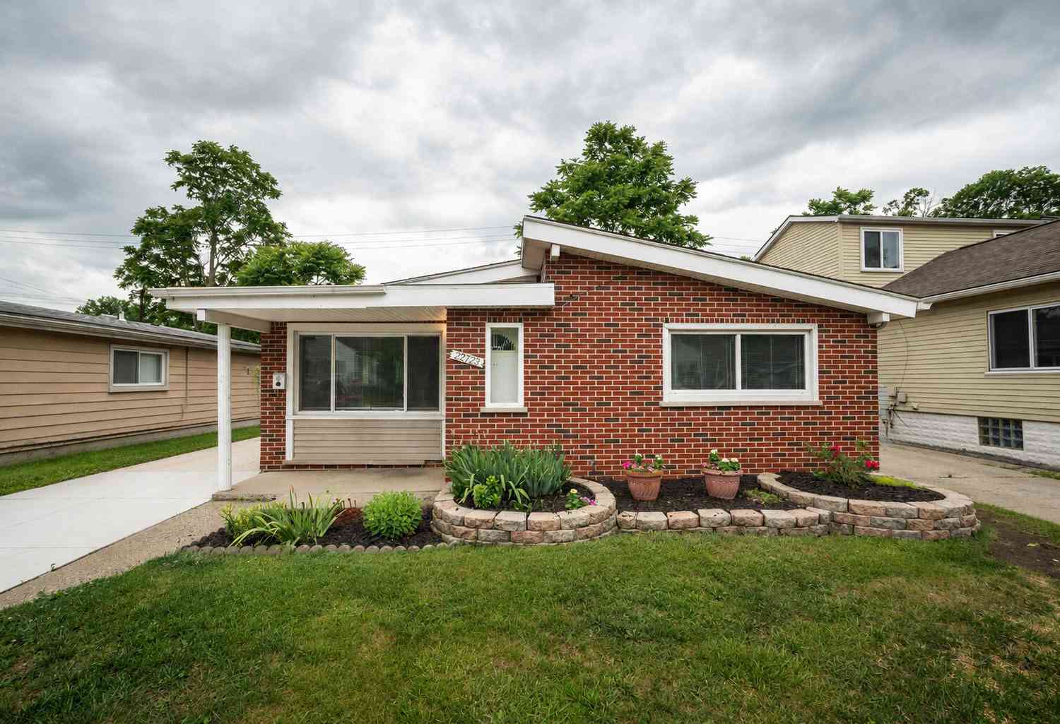 Homes For Sale - 23723 Reynolds Avenue<br/> Hazel Park, MI 48030