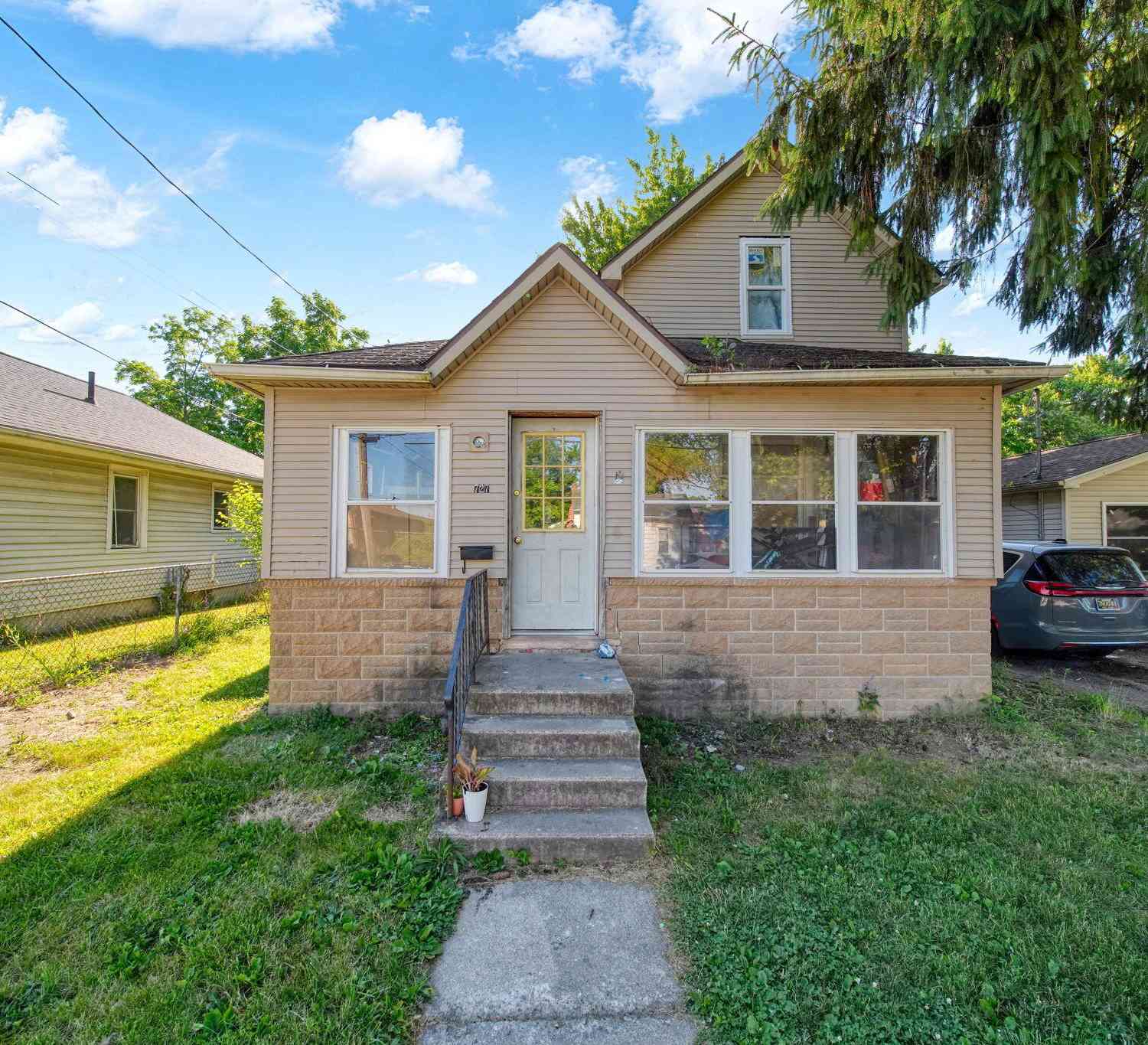 Homes For Sale - 727 Oak Street<br/> Adrian, MI 49221