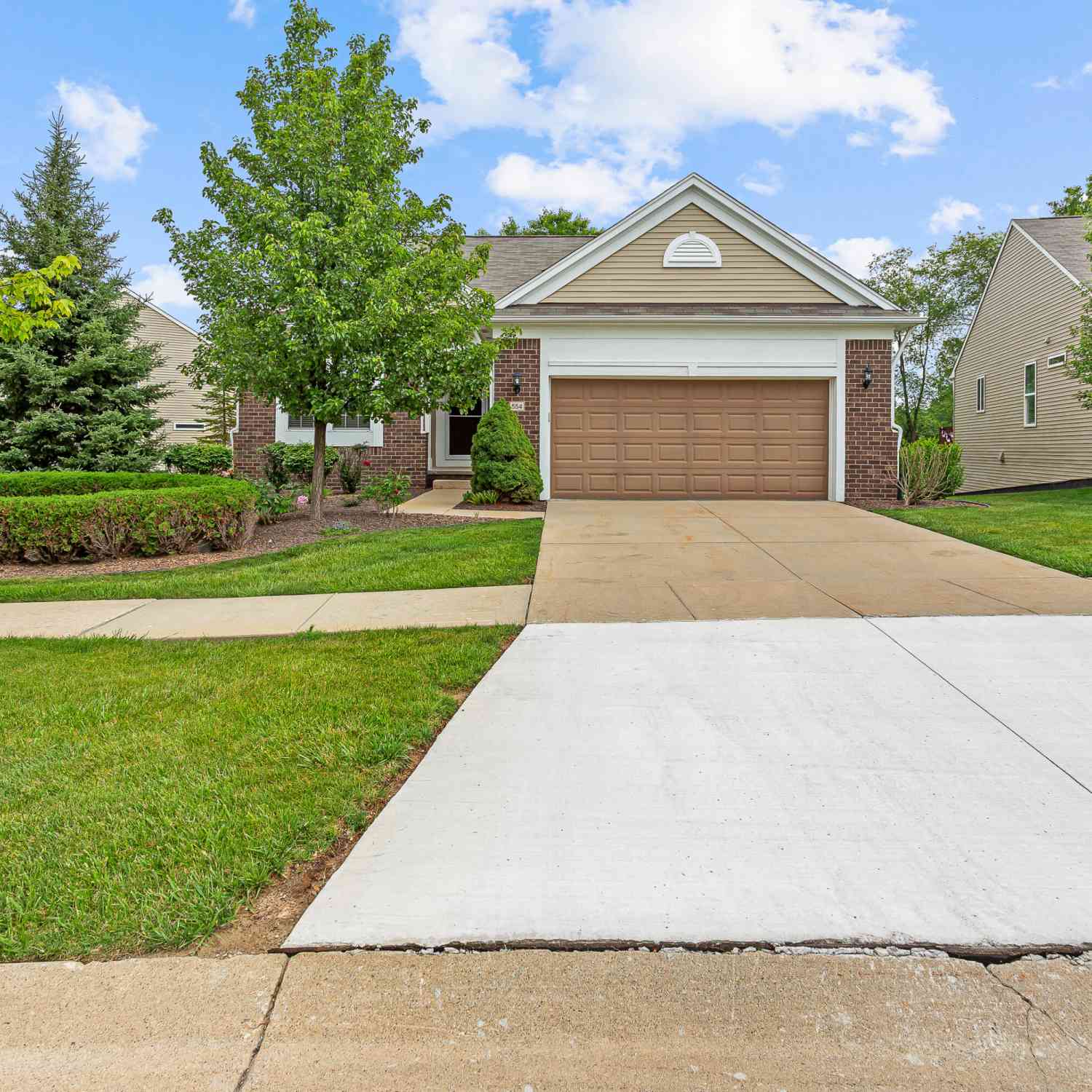 Condo For Sale - 554 Glacier Lane<br/> Howell, MI 48843