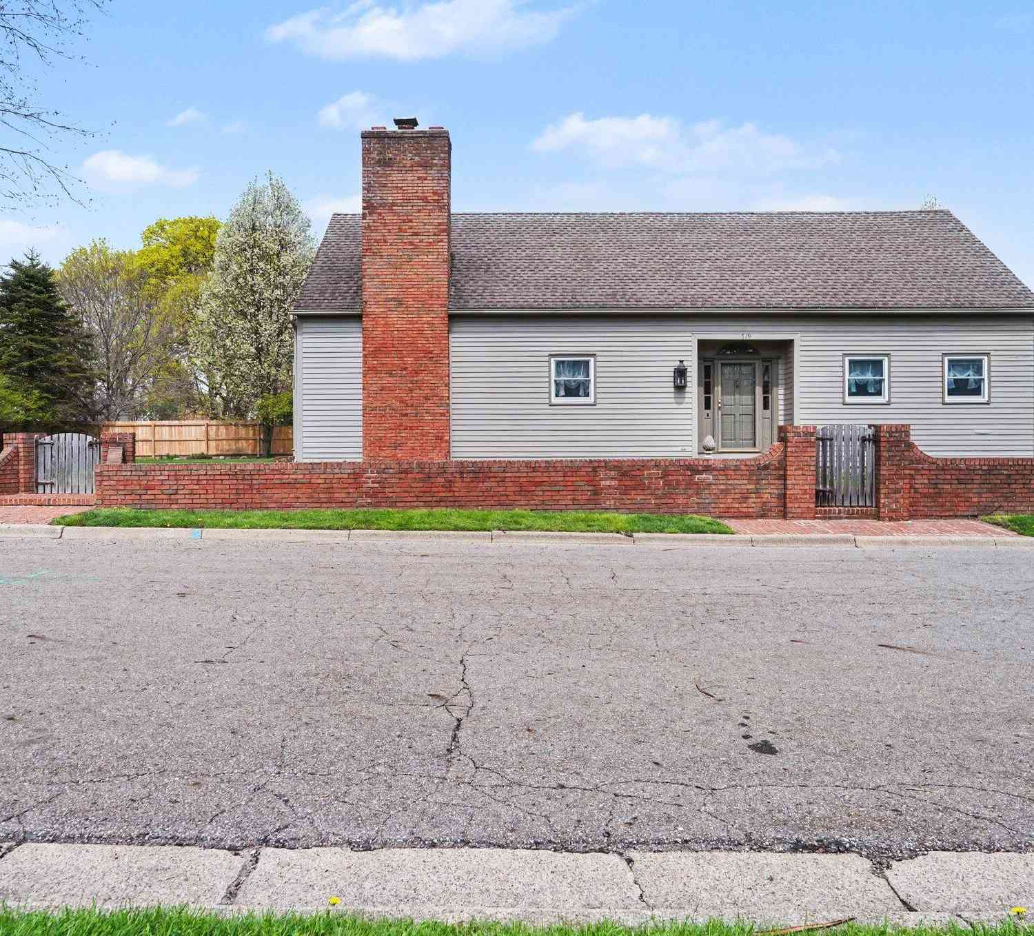 Homes For Sale - 519 E Spruce Street<br/> Marshall, MI 49068