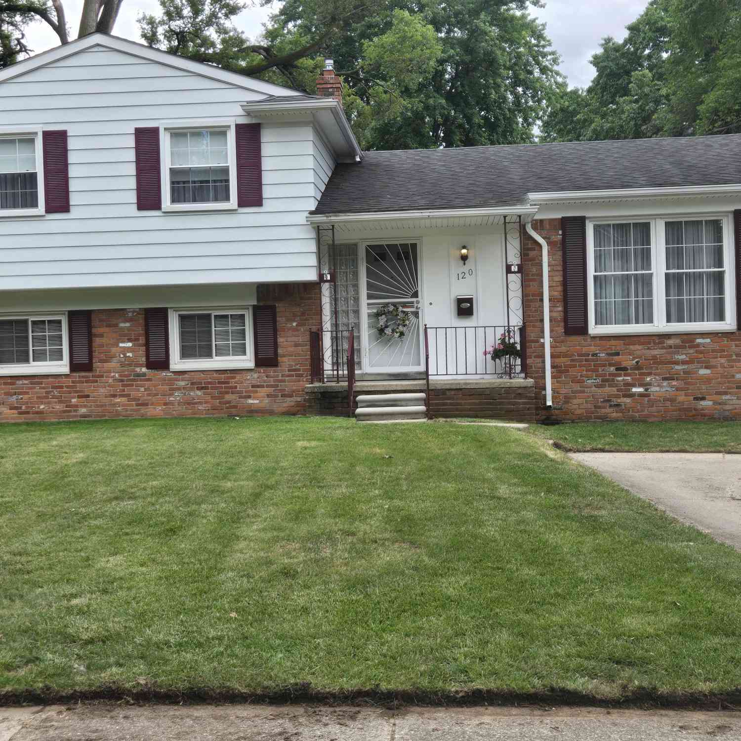 Homes For Sale - 120 E Houstonia Avenue<br/> Royal Oak, MI 48073