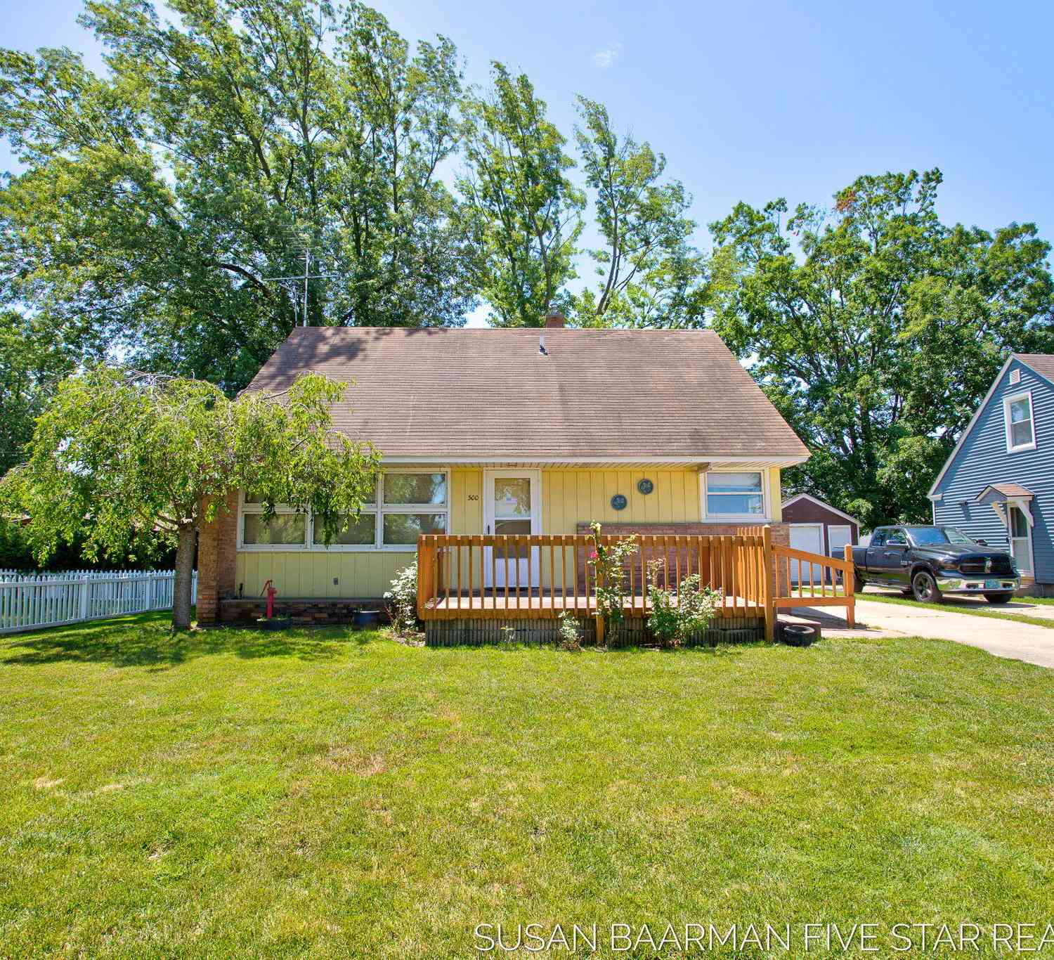 Homes For Sale - 300 W 27th Street<br/> Holland, MI 49423