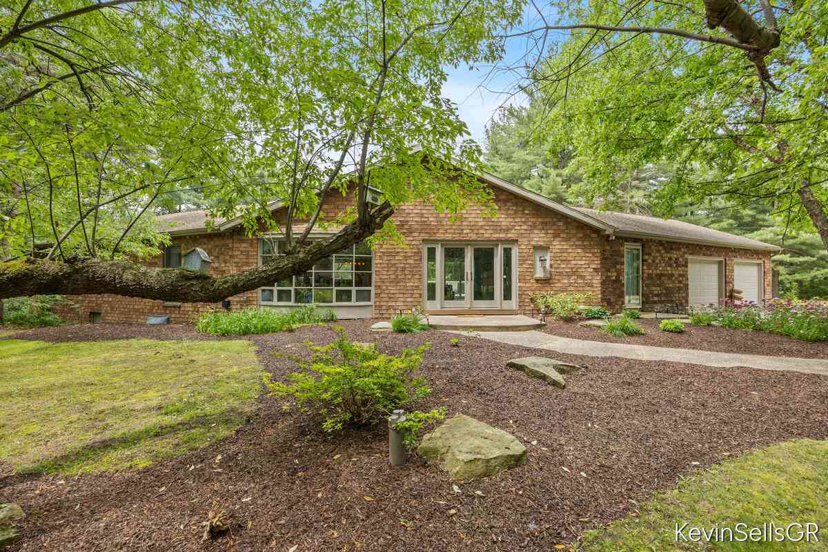 Homes For Sale - 7710 Cascade Pines Drive<br/> Grand Rapids, MI 49546