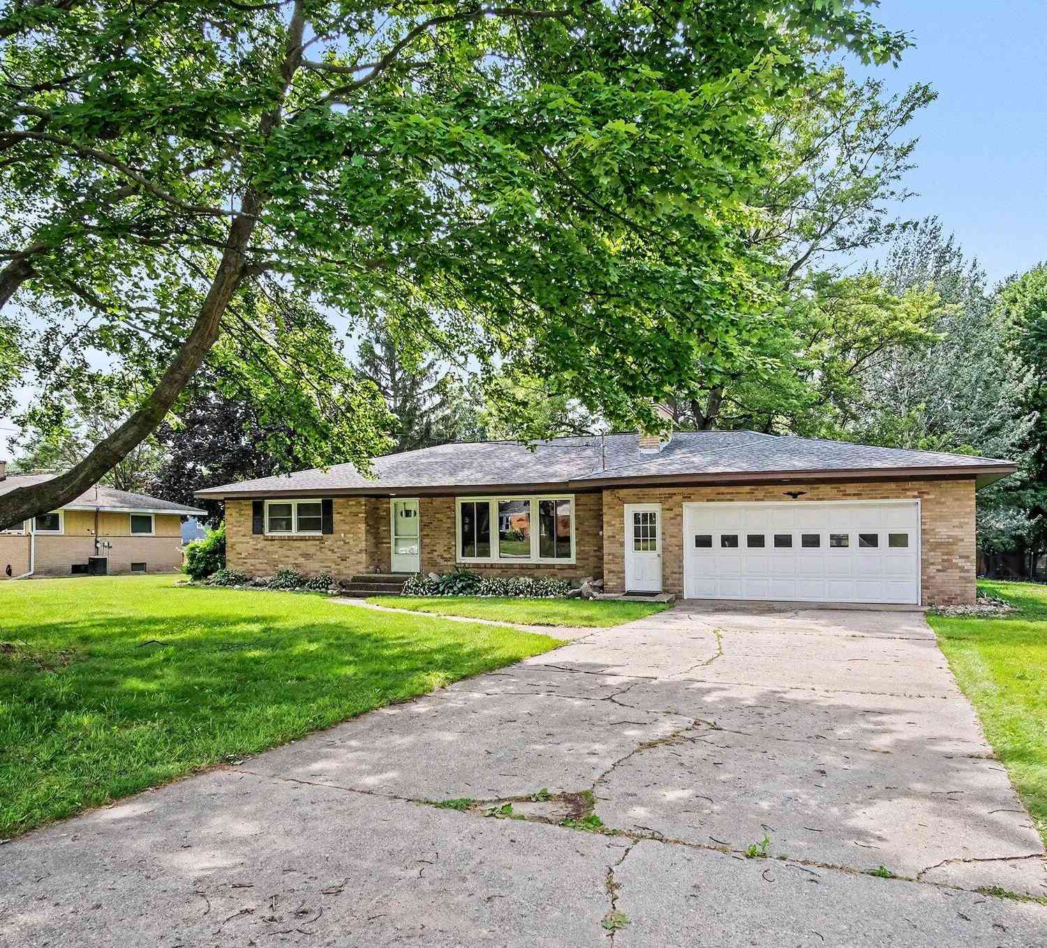 Homes For Sale - 11351 Brown Avenue<br/> Allendale, MI 49401