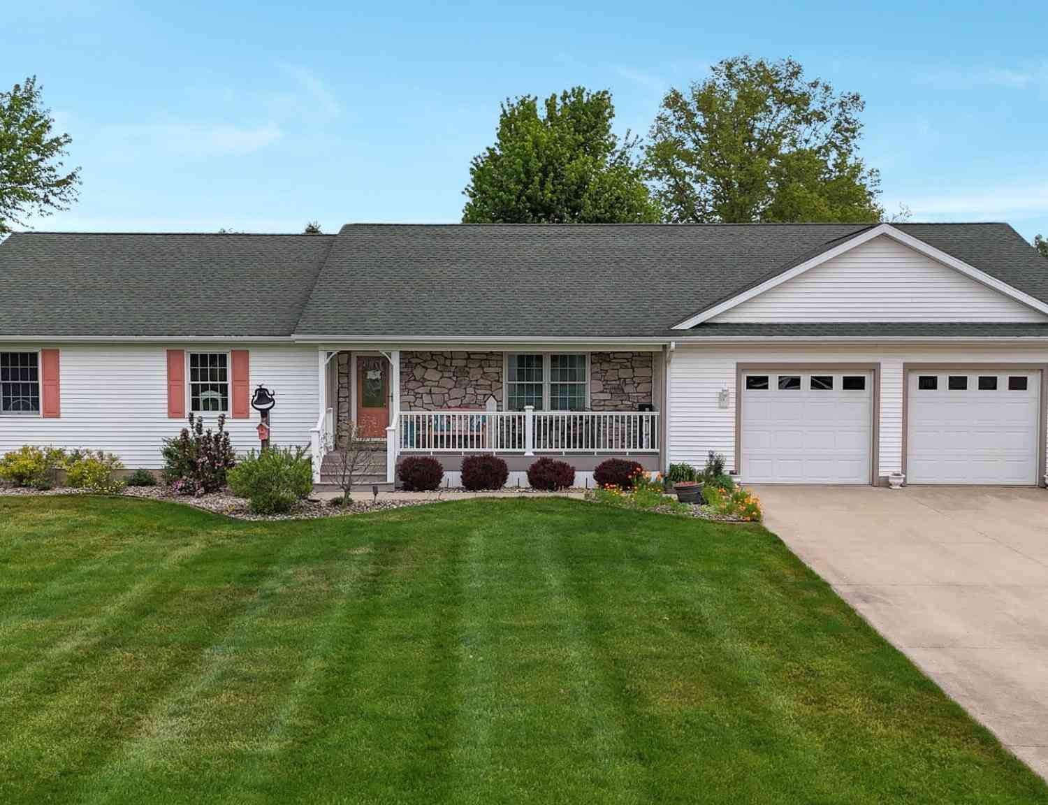 Homes For Sale - 29390 Saddlebred Lane<br/> Dowagiac, MI 49047