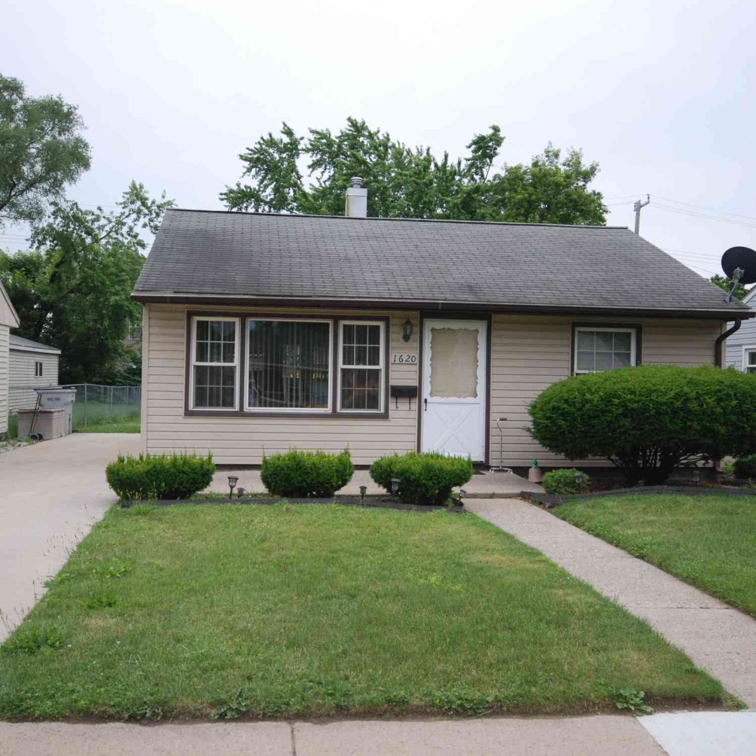 Homes For Sale - 1620 E Meyers Avenue<br/> Hazel Park, MI 48030