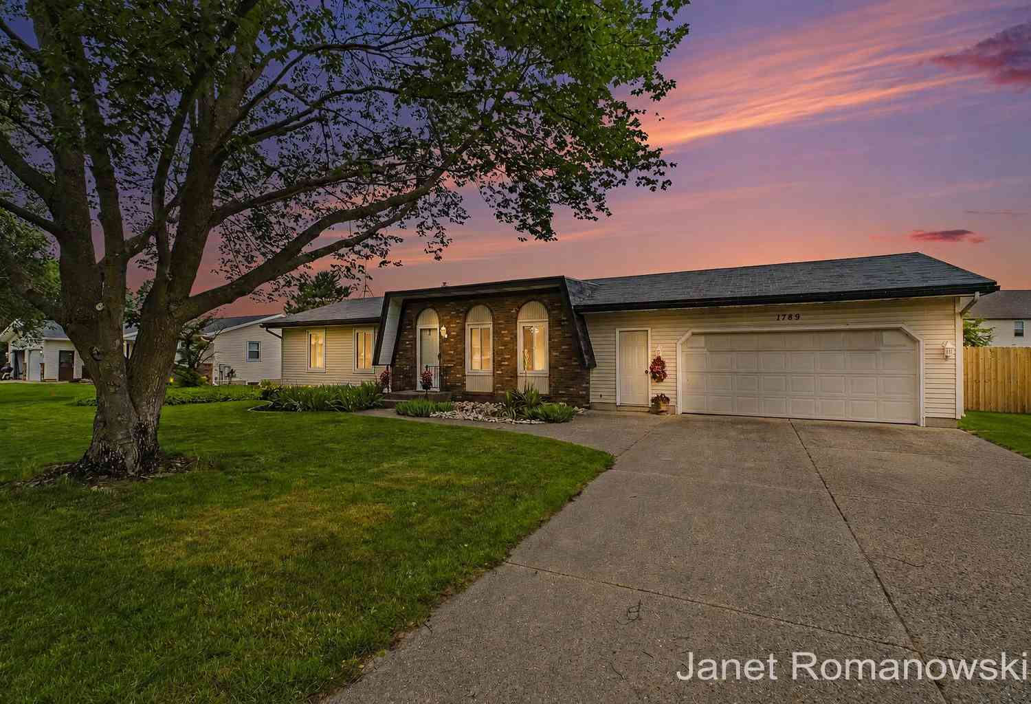Homes For Sale - 1789 Pleasantwood Drive<br/> Jenison, MI 49428