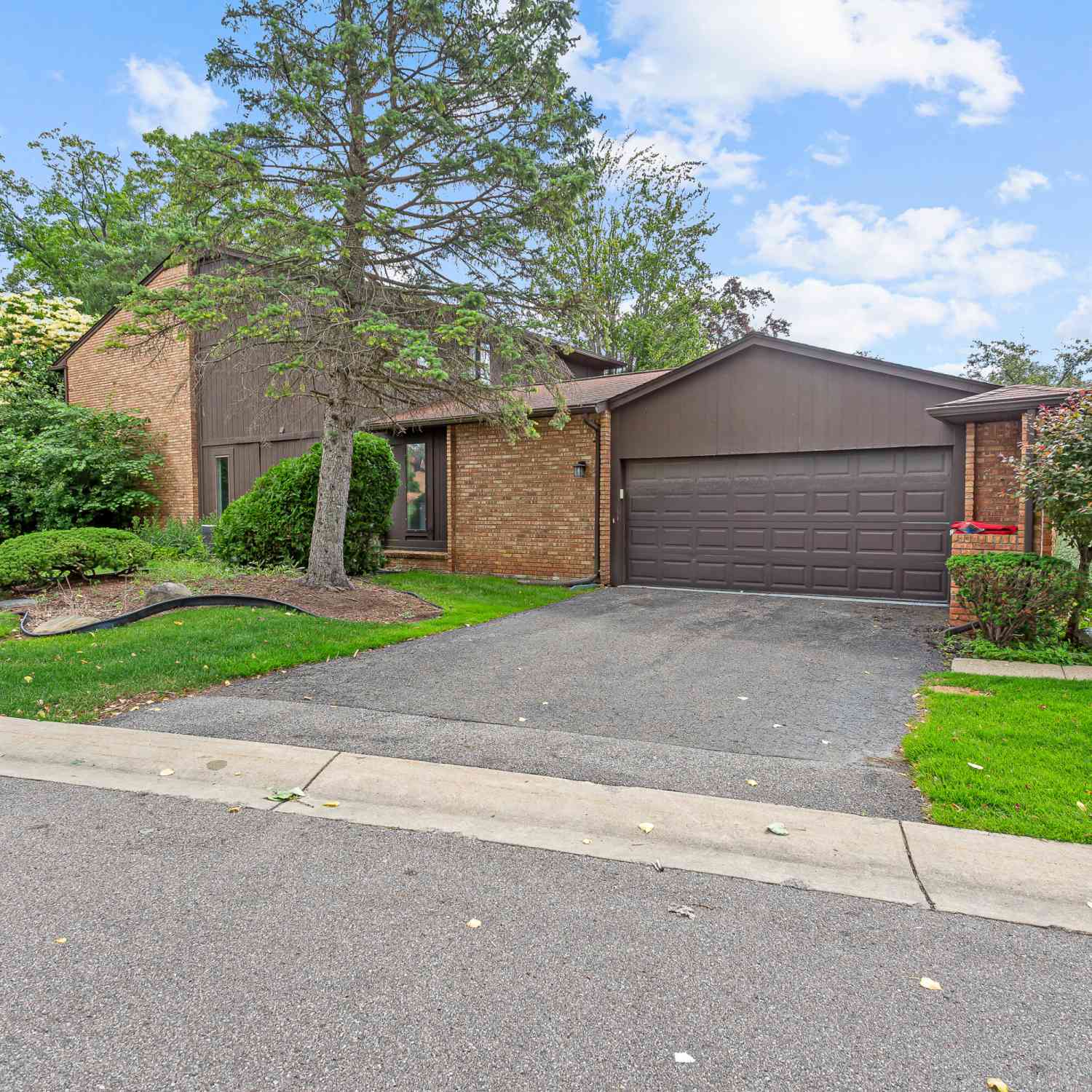 Condo For Sale - 2260 Bordeaux Street<br/> West Bloomfield, MI 48323