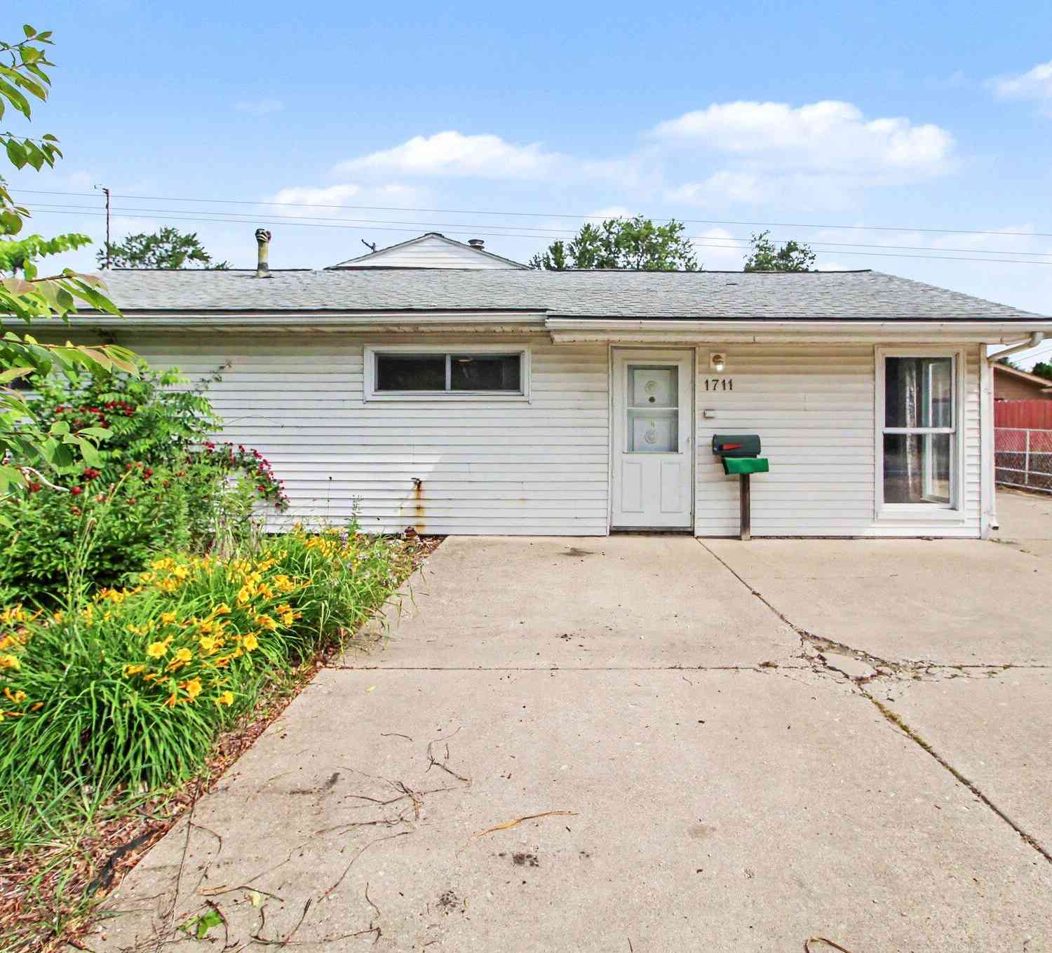 Homes For Sale - 1711 Grove Road<br/> Ypsilanti, MI 48198