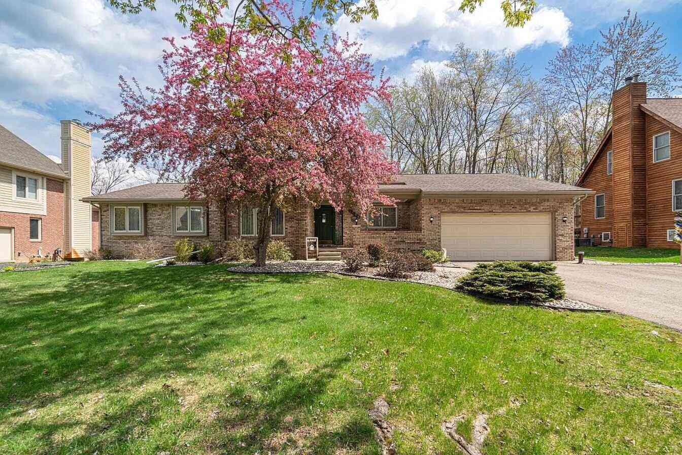 Homes For Sale - 5635 Stanhope Street<br/> West Bloomfield, MI 48322
