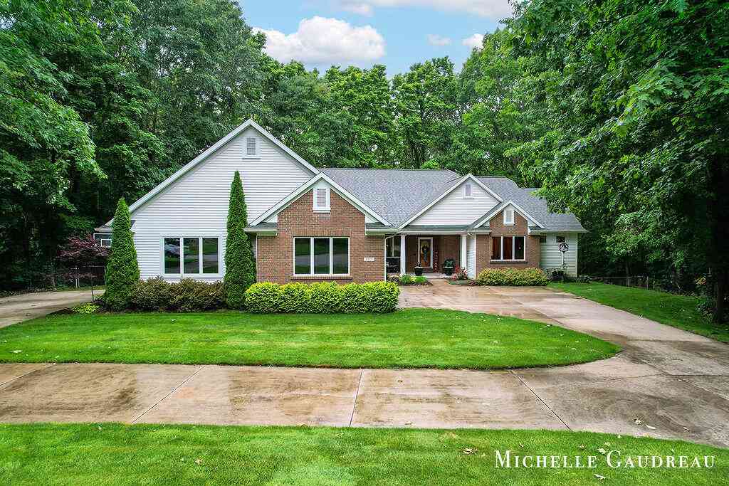 Homes For Sale - 5577 Fieldstone Court<br/> Middleville, MI 49333
