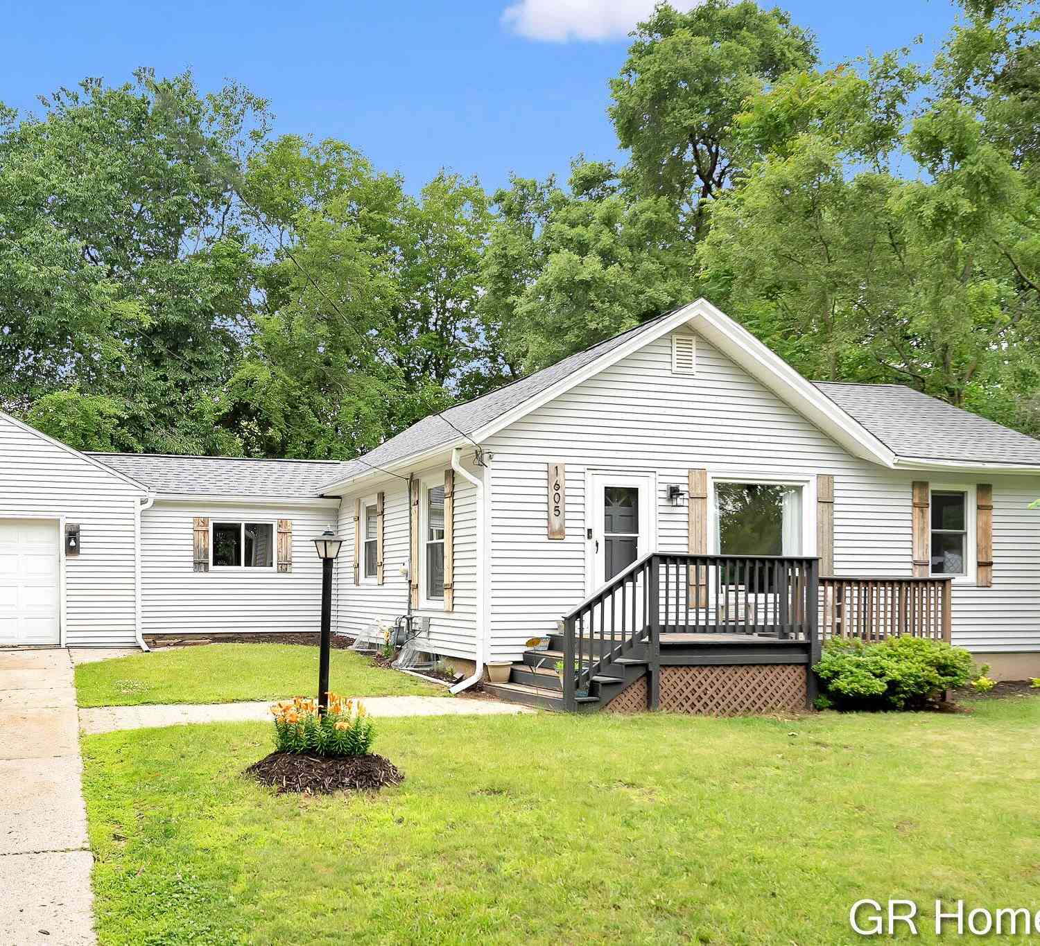 Homes For Sale - 1605 Preston Avenue<br/> Grand Rapids, MI 49504