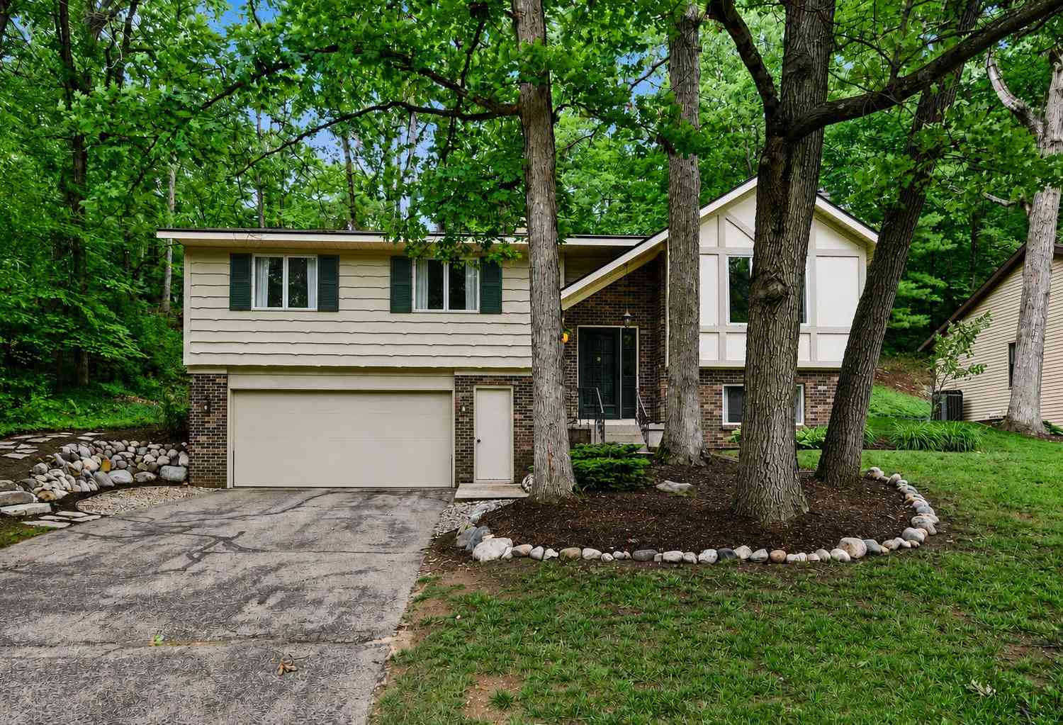 Homes For Sale - 2121 Timberview Drive<br/> Grand Rapids, MI 49525