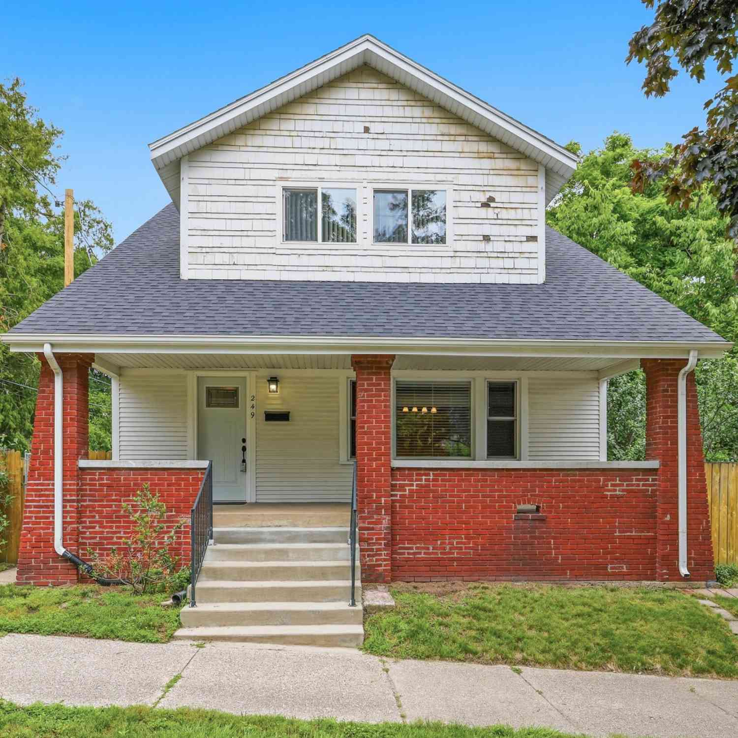 Homes For Sale - 249 NE Fairbanks Street<br/> Grand Rapids, MI 49503