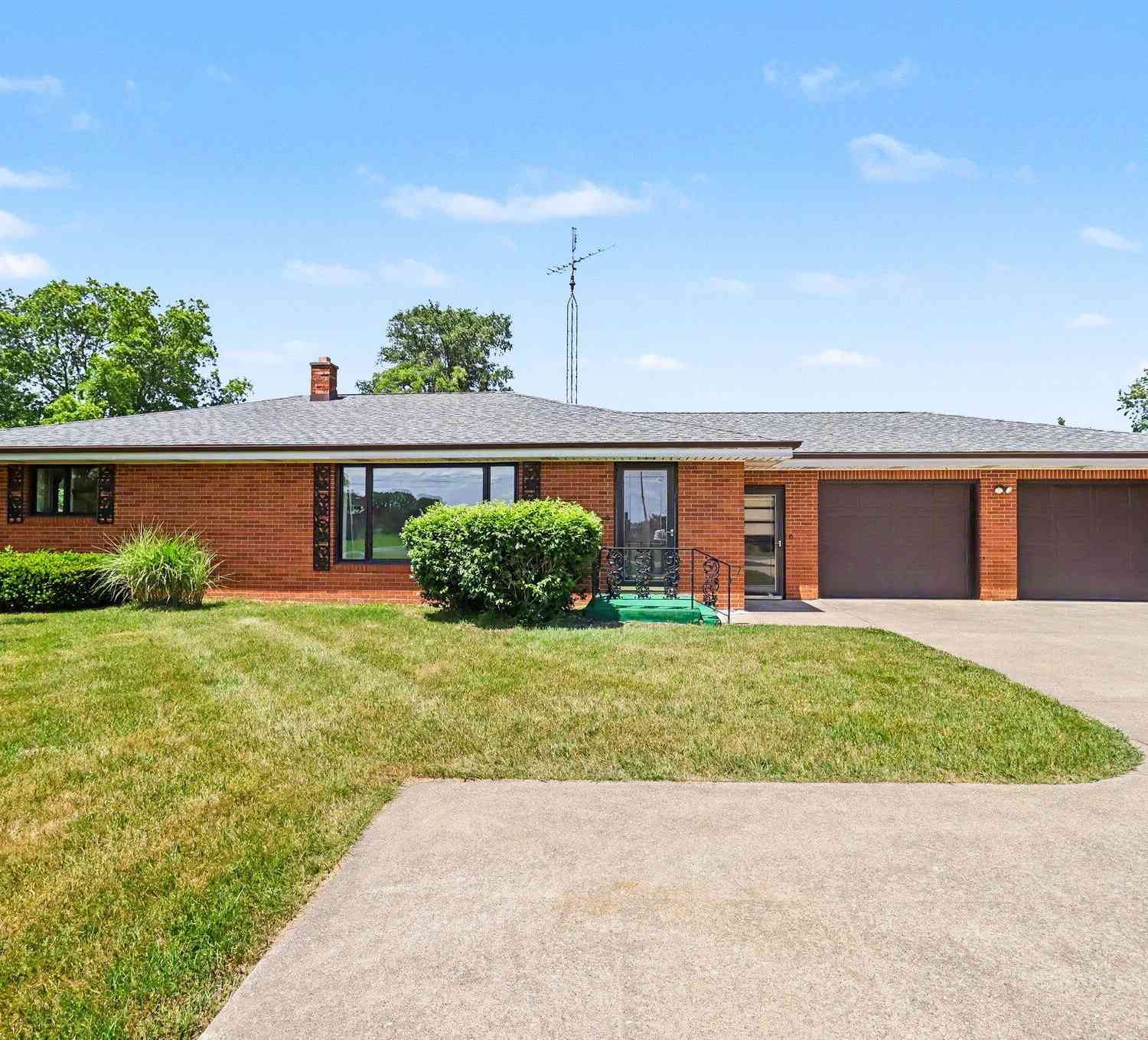 Homes For Sale - 3865 E Empire Avenue<br/> Benton Harbor, MI 49022