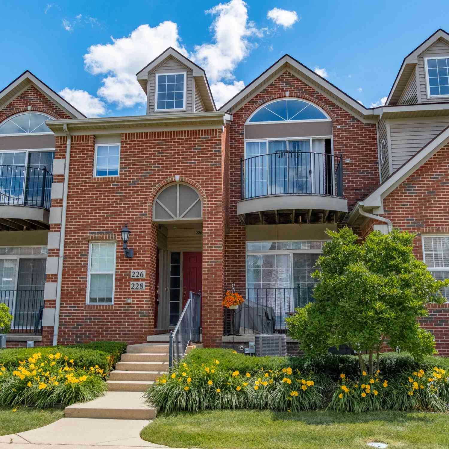 Condo For Sale - 228 W Oakbrook Drive<br/> Washtenaw County, Ann Arbor, MI 48103