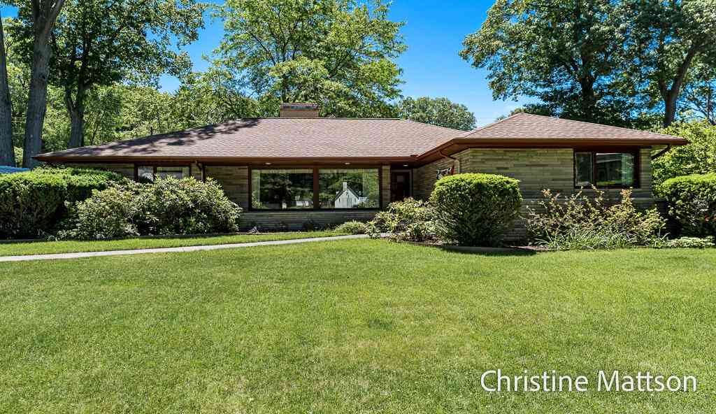Homes For Sale - 1913 Crestwood Lane<br/> Muskegon, MI 49441