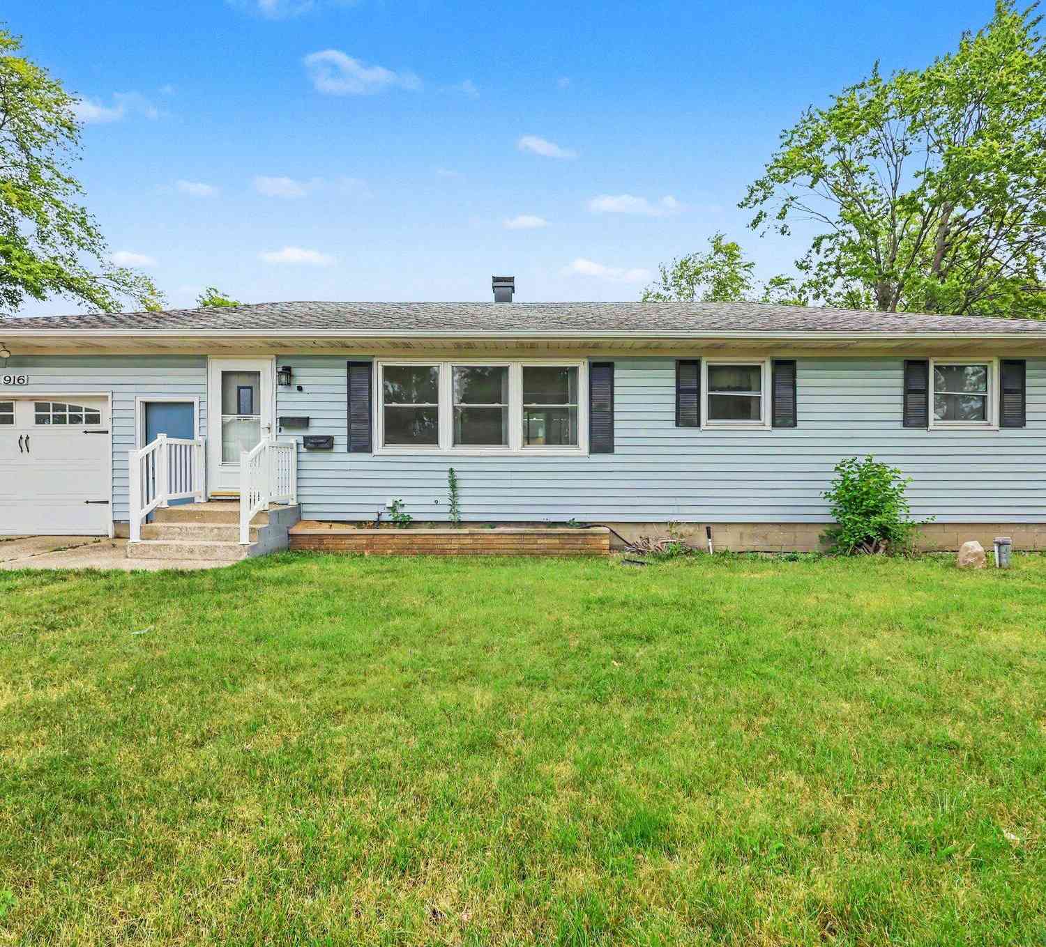 Homes For Sale - 916 Sherwood Road<br/> Muskegon, MI 49441
