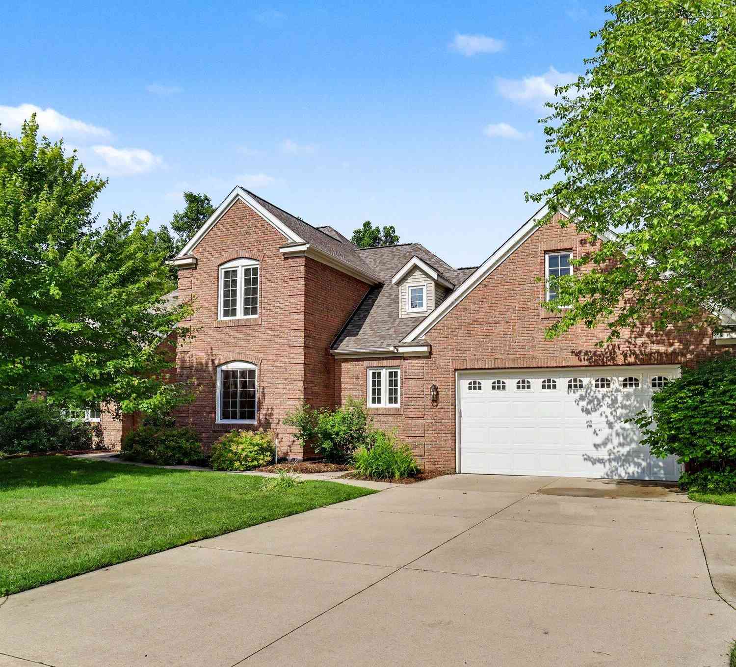Homes For Sale - 5090 Abbeydale Drive<br/> Grand Rapids, MI 49546