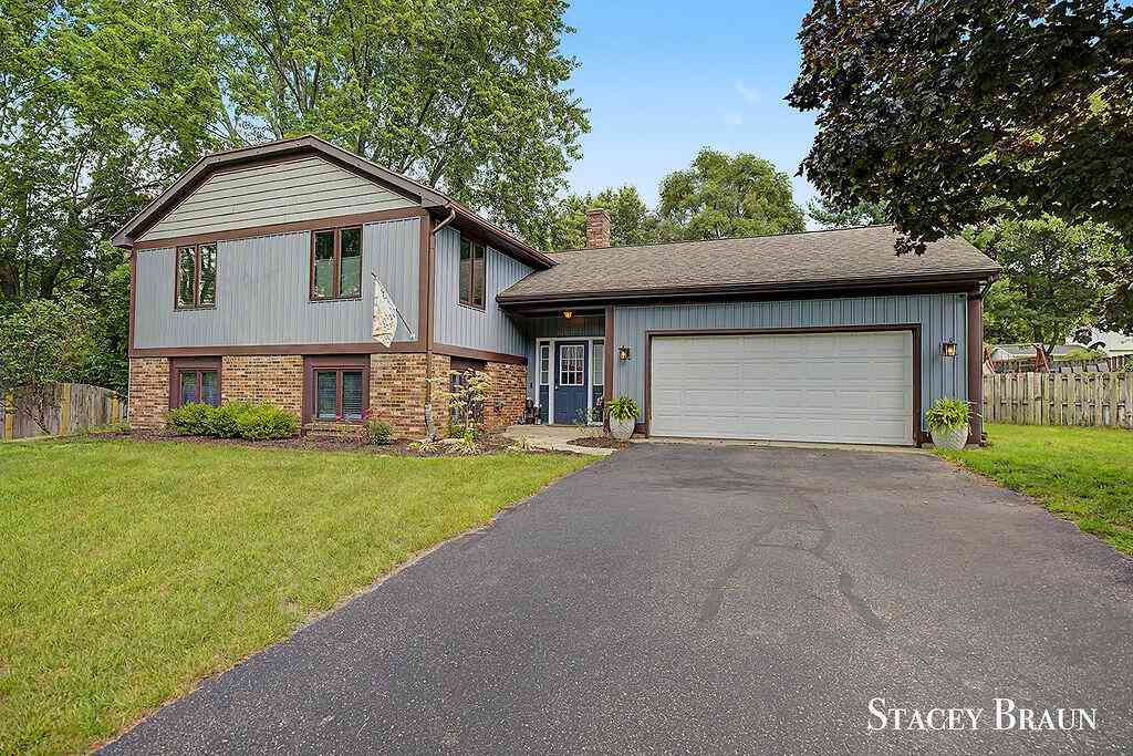 Homes For Sale - 8264 Atlanta Court<br/> Rockford, MI 49341