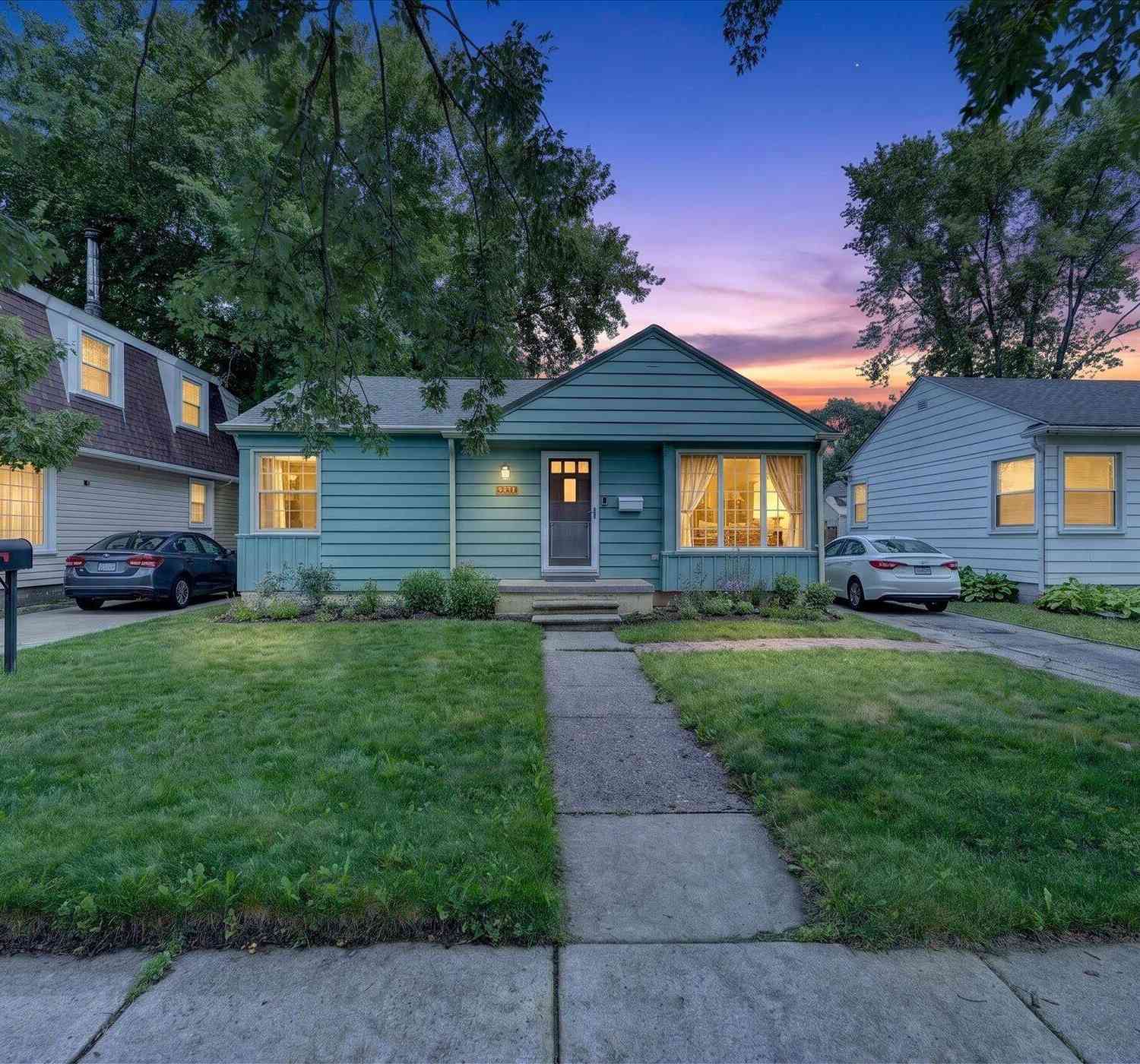 Homes For Sale - 2331 Rowland Avenue<br/> Royal Oak, MI 48067