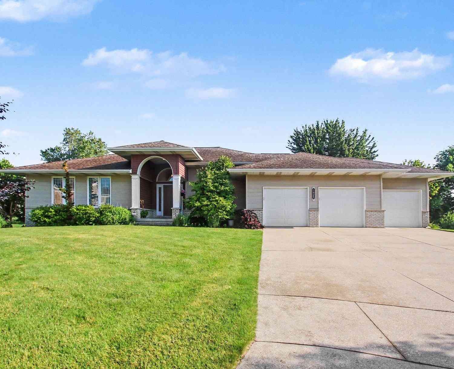 Homes For Sale - 1425 Crystalline Drive<br/> Caledonia, MI 49316