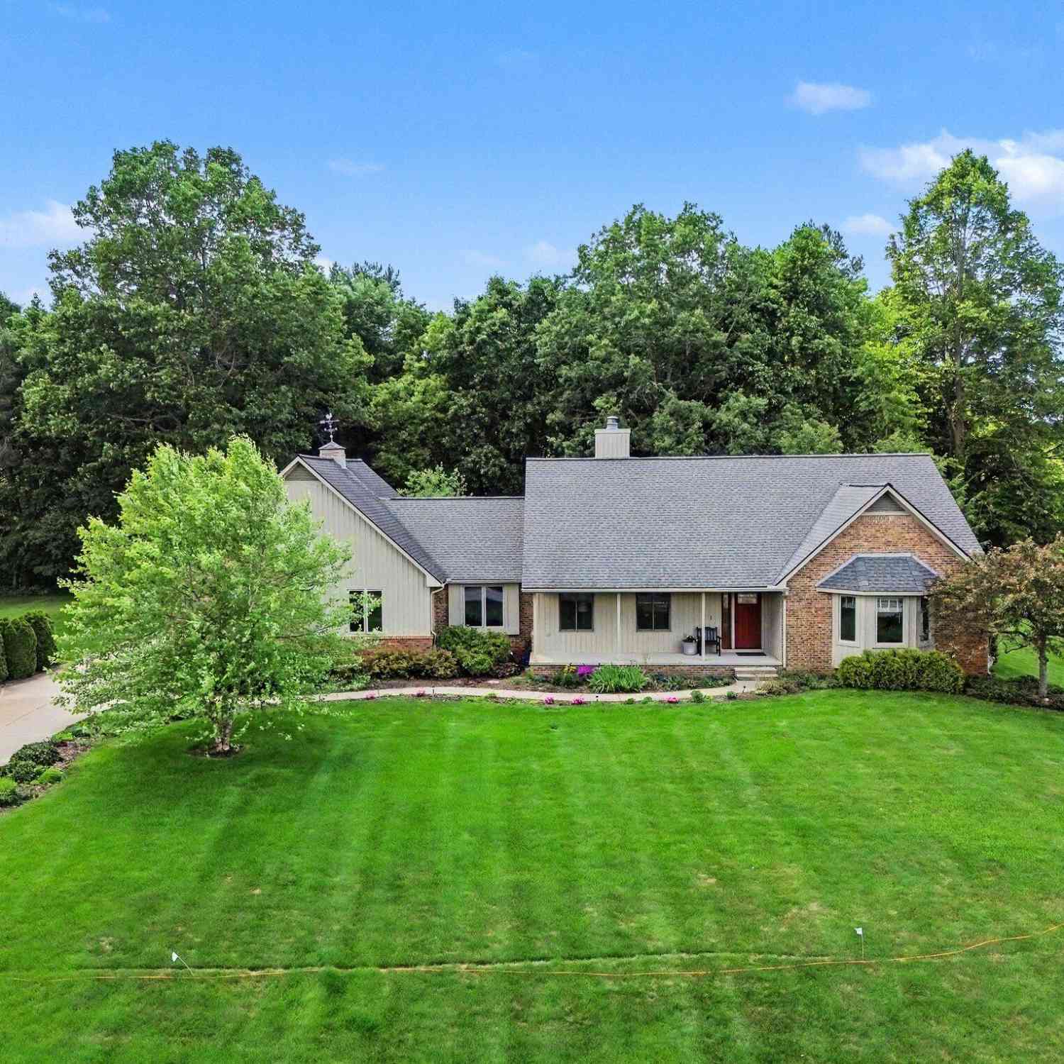 Homes For Sale - 11202 Clovis Pointe Drive<br/> South Lyon, MI 48178