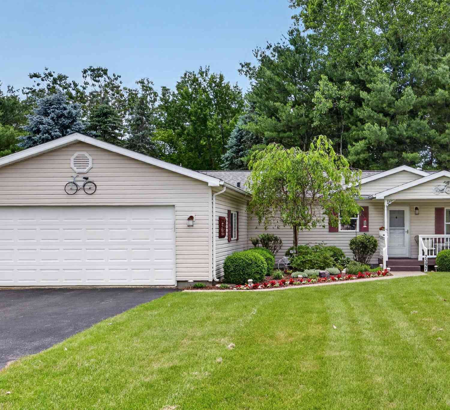 Mobile Home For Sale - 7597 Sunset Shores Drive<br/> Canadian Lakes, MI 49346