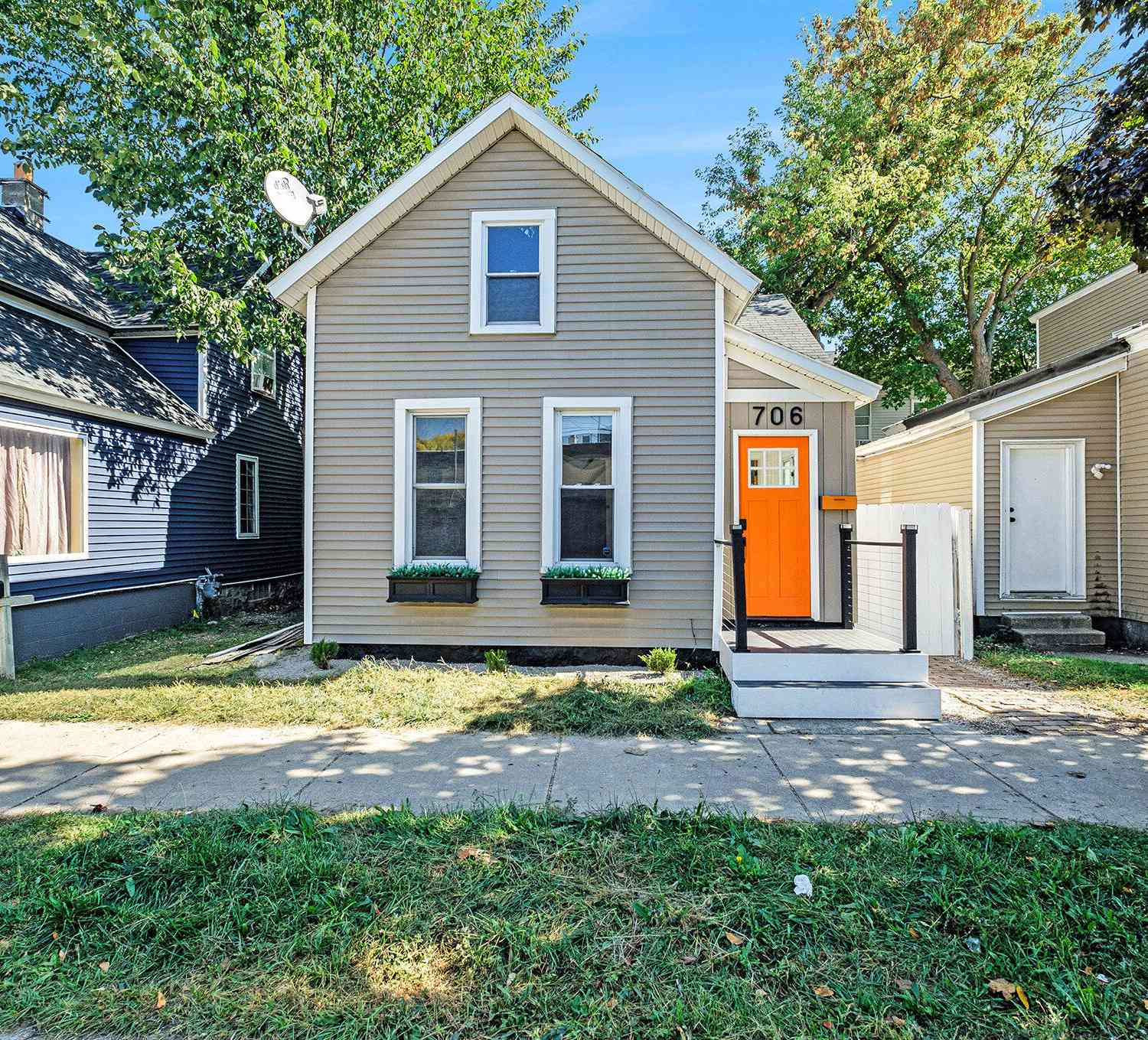 Homes For Sale - 706 Alpine Avenue<br/> Grand Rapids, MI 49504