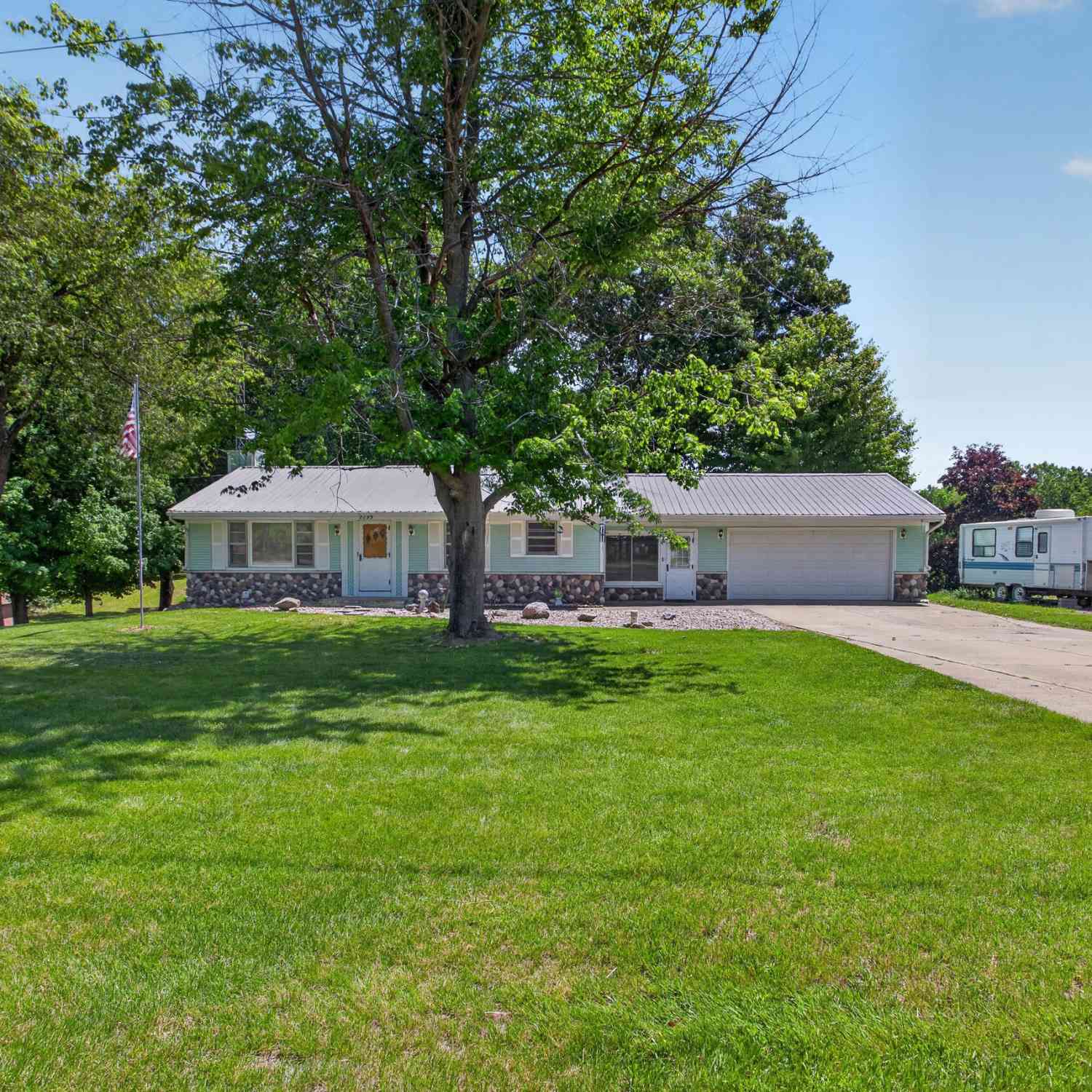 Homes For Sale - 2695 Gilletts Lake Road<br/> Jackson, MI 49201