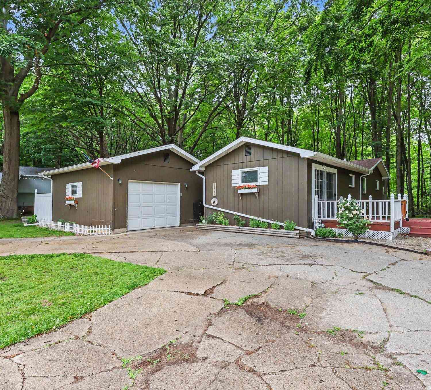 Homes For Sale - 17700 Thornapple Drive<br/> Spring Lake, MI 49456