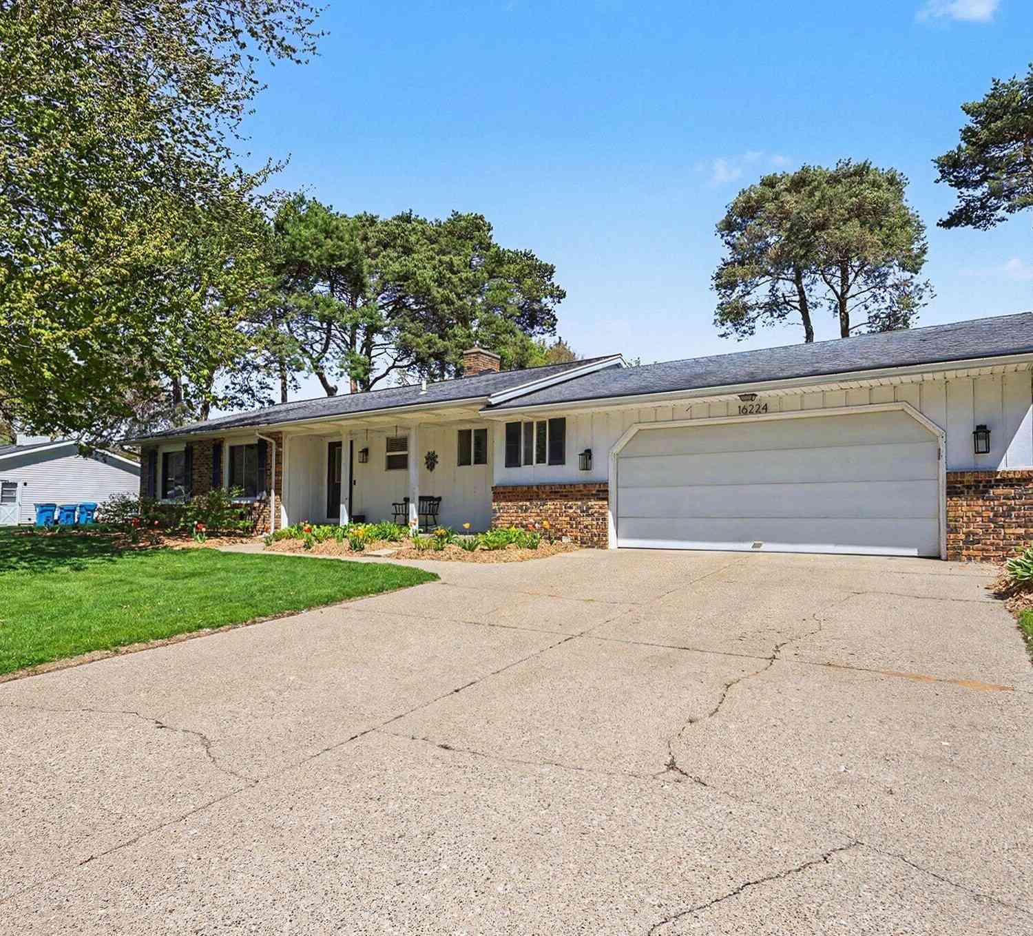 Homes For Sale - 16224 Pinewood Avenue<br/> Spring Lake, MI 49456