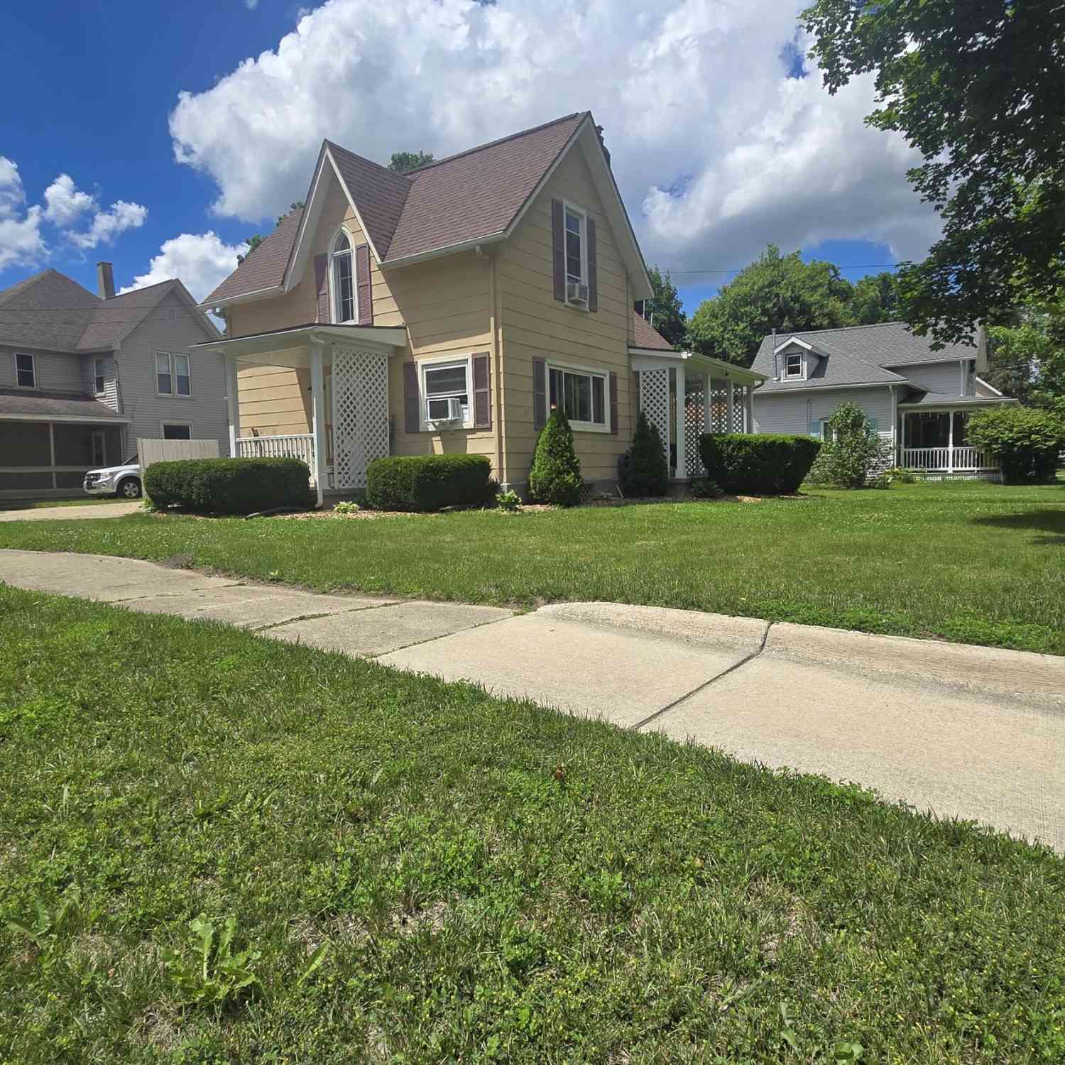 Homes For Sale - 301 N Sheldon Street<br/> Charlotte, MI 48813