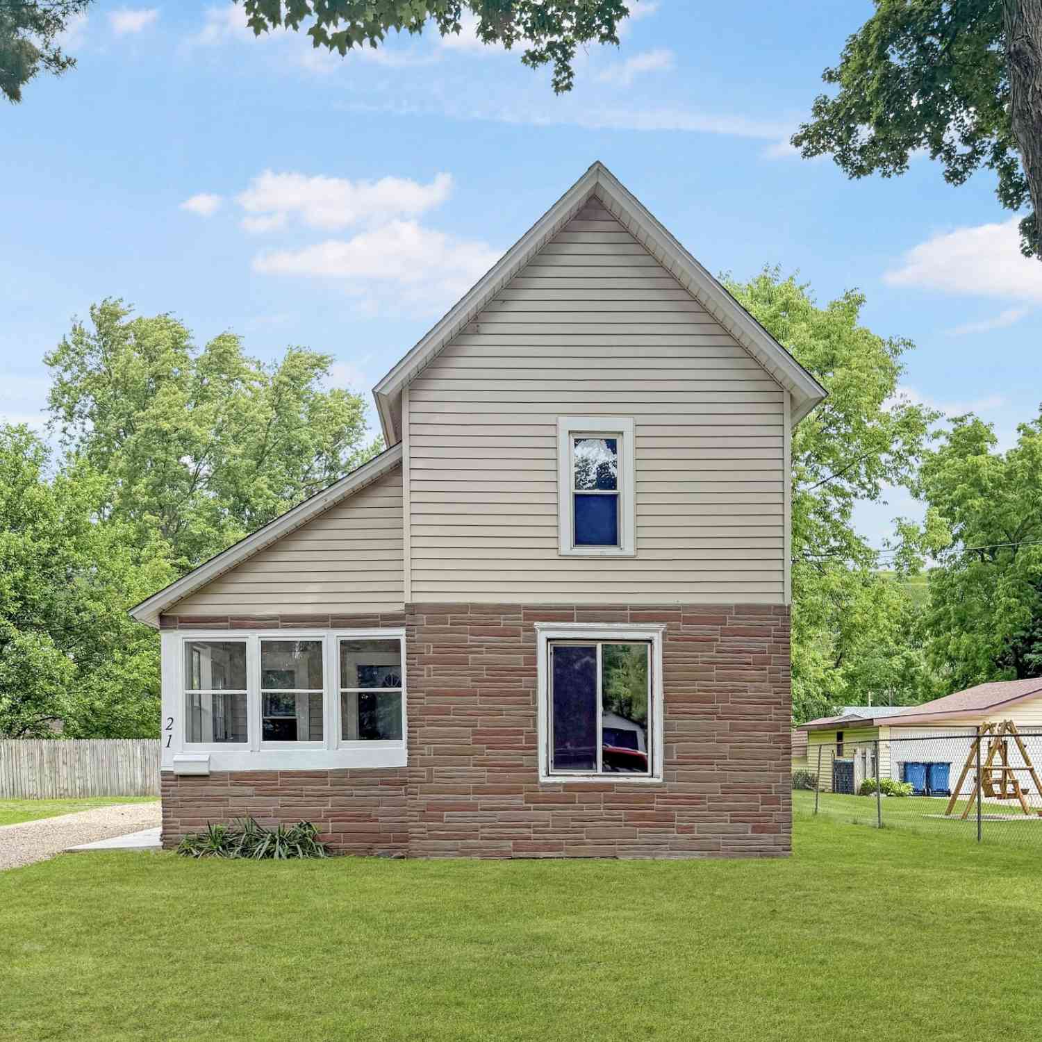 Homes For Sale - 21 E Willard Avenue<br/> Battle Creek, MI 49037